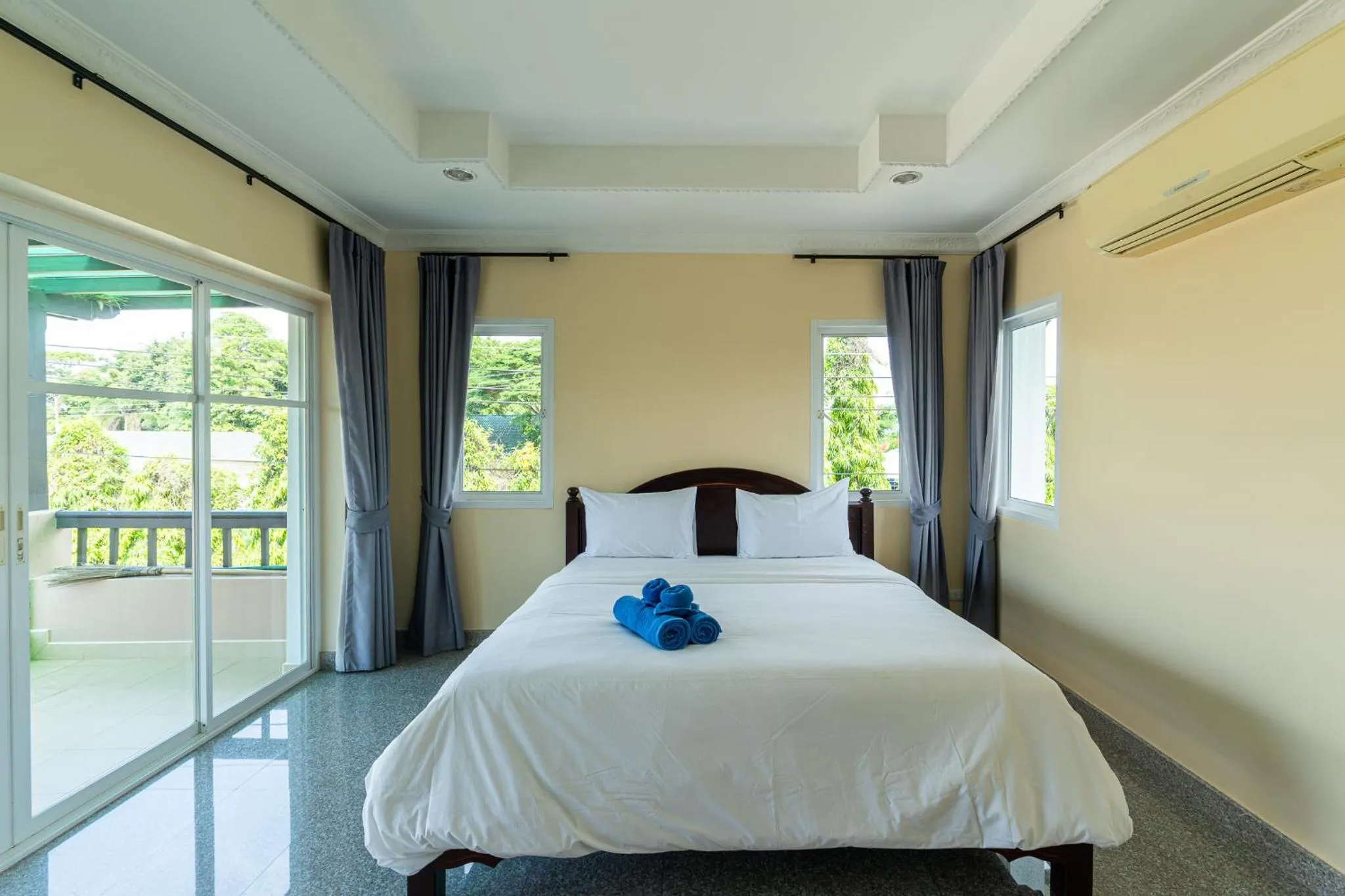 Bed in Baan Faa Talaychan Resort