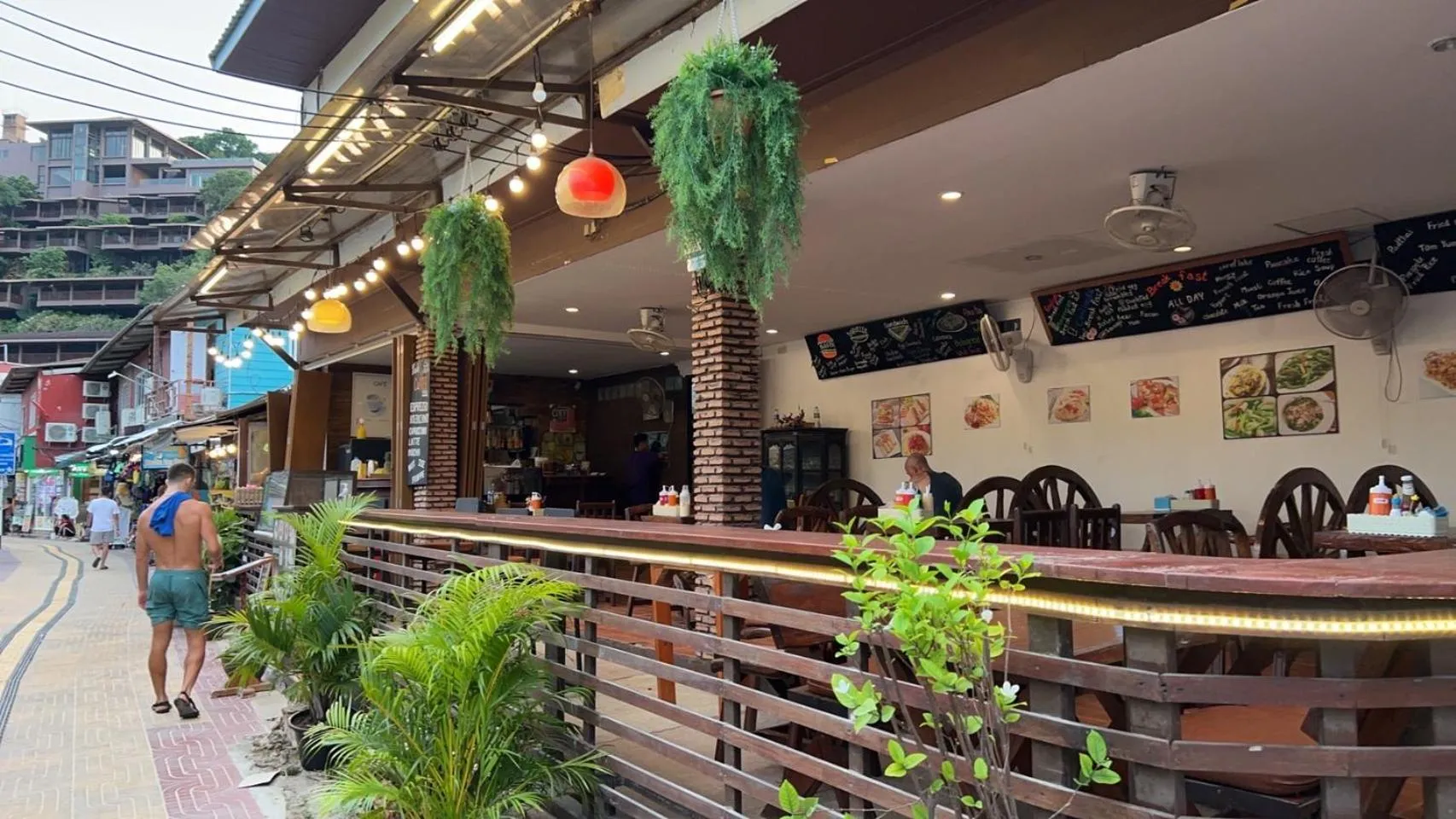 Restaurant/places to eat in Sabai House