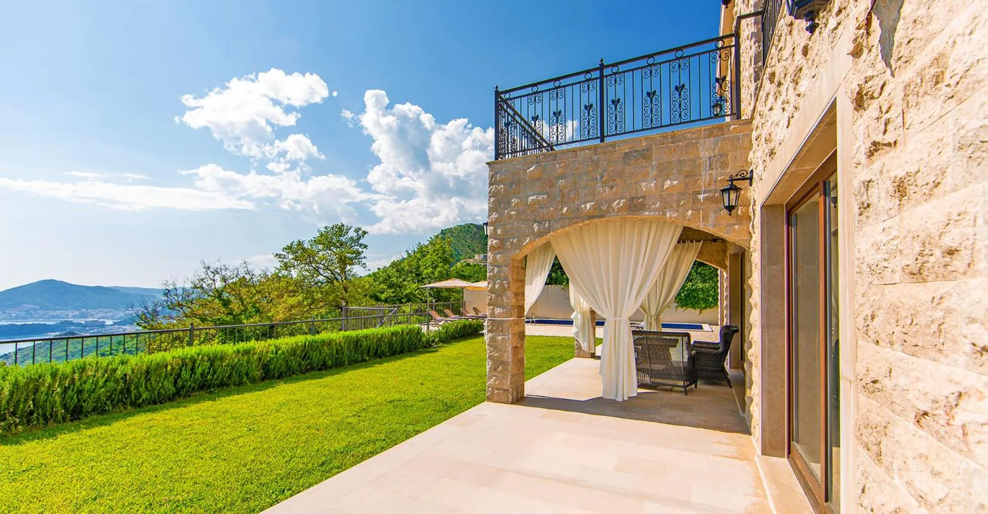 Day in Oak Leaf Residences