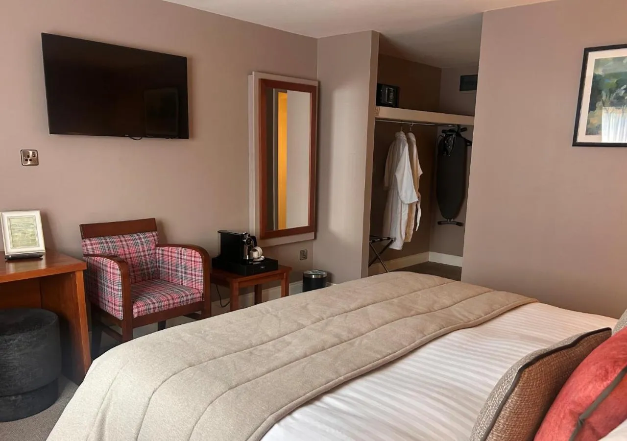 Bedroom, Bed in Four Seasons Hotel & Leisure Club