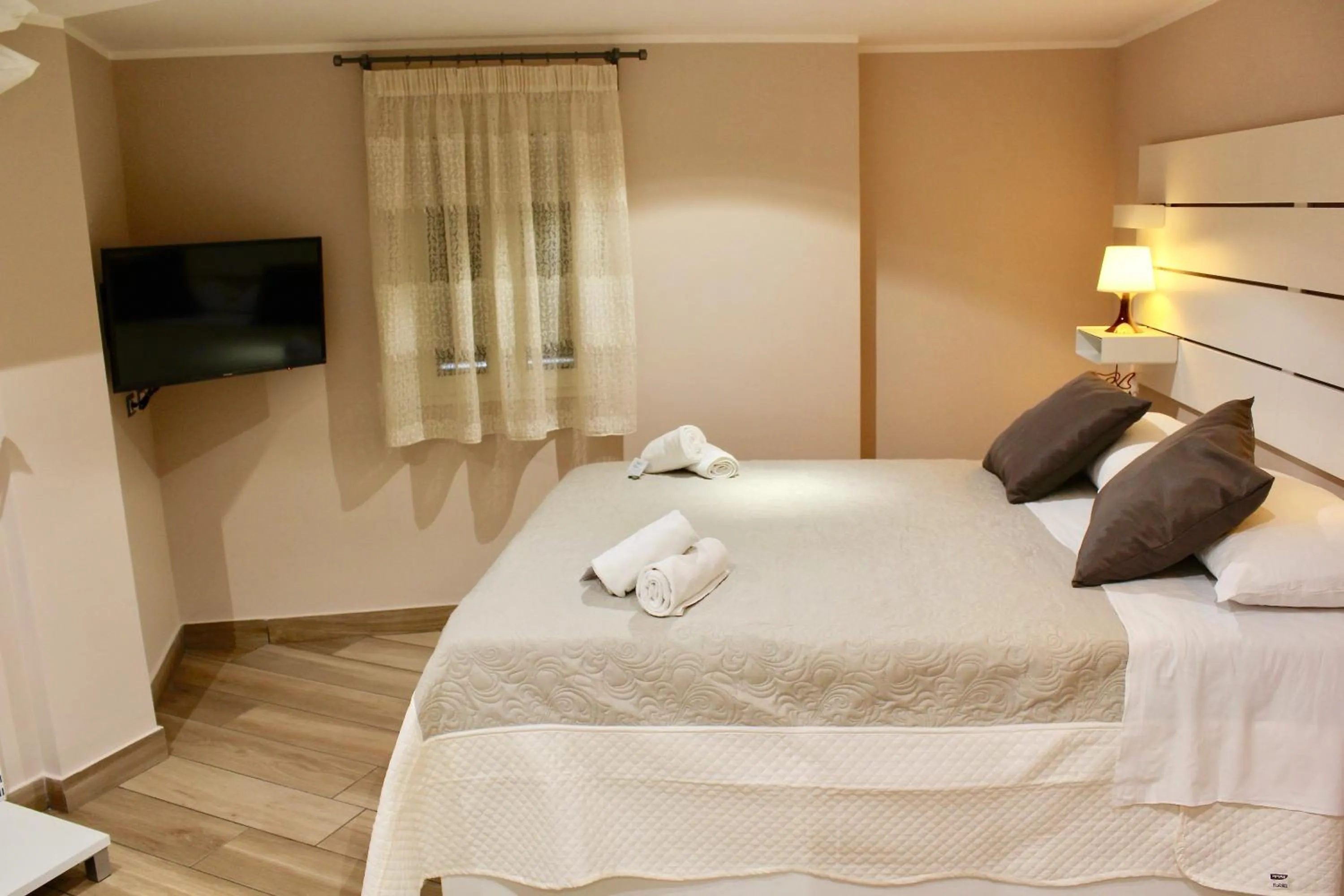 Photo of the whole room, Bed in Central Station Garibaldi