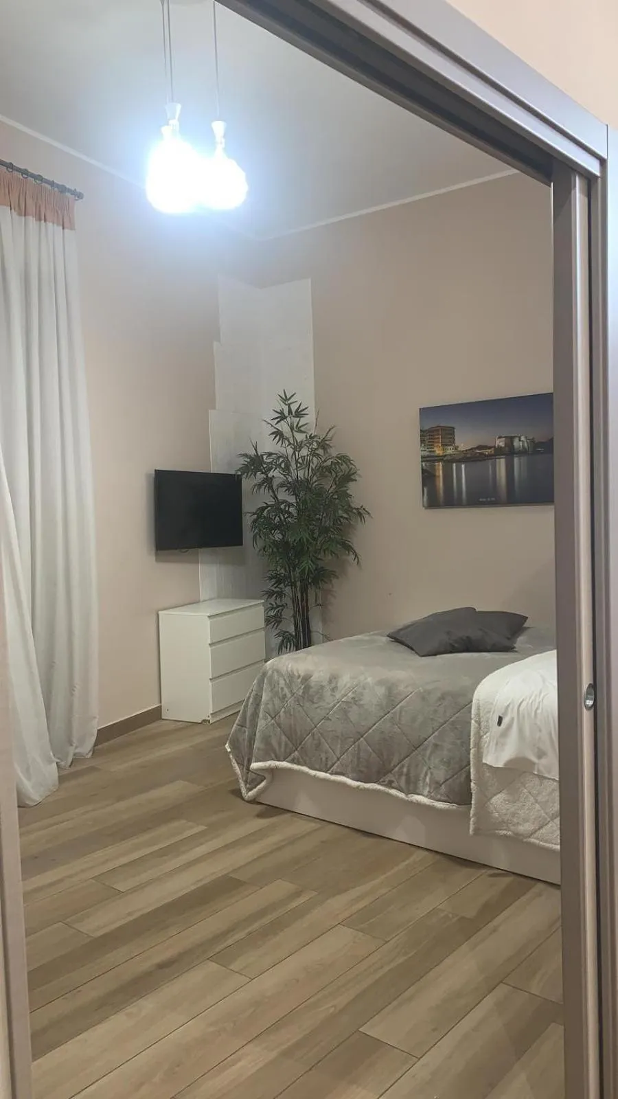 Bedroom, Bed in Central Station Garibaldi