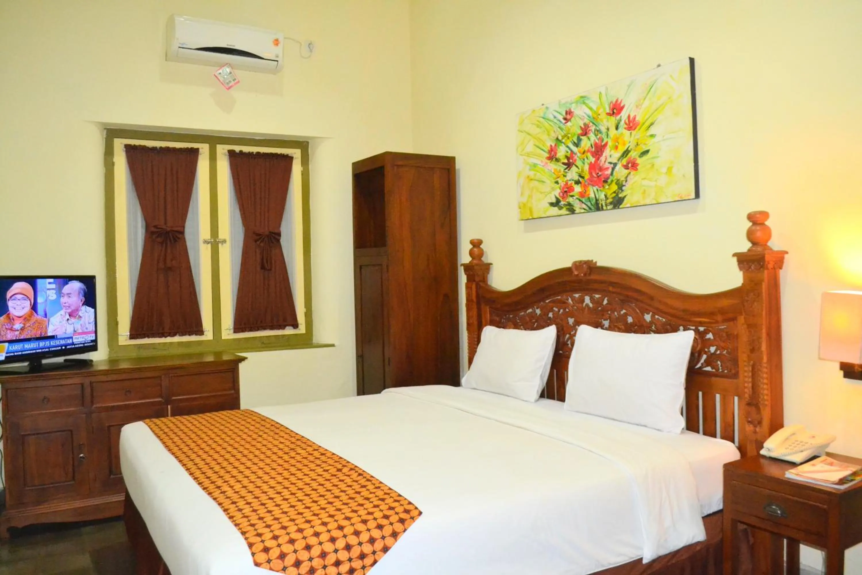 Photo of the whole room, Bed in The Kresna Hotel