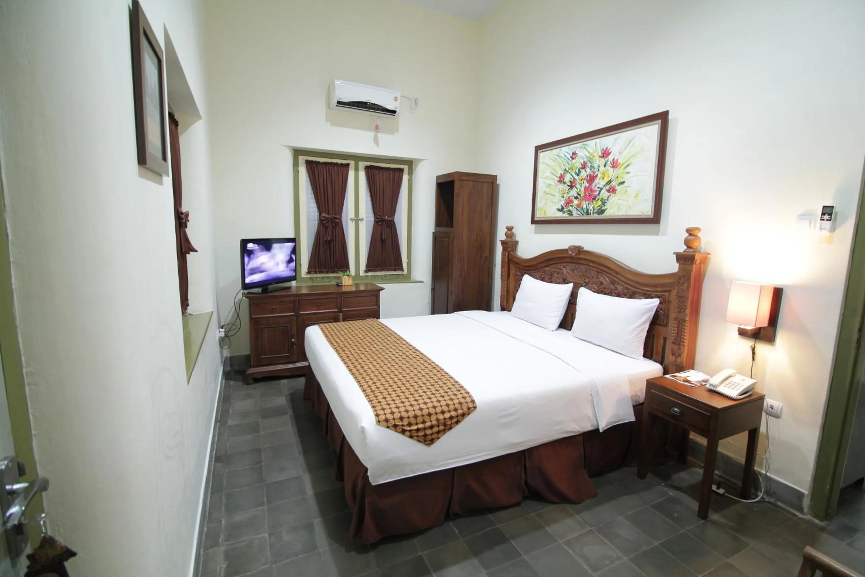 Bed in The Kresna Hotel