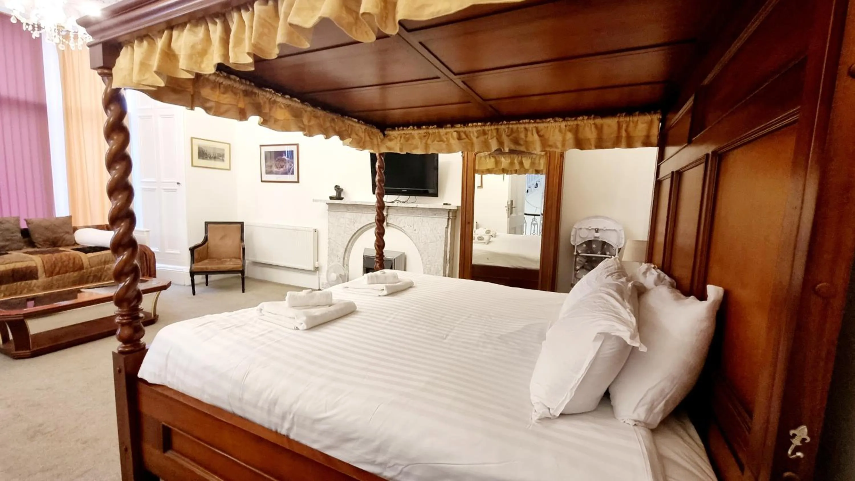 Photo of the whole room, Bed in The Guards Hotel