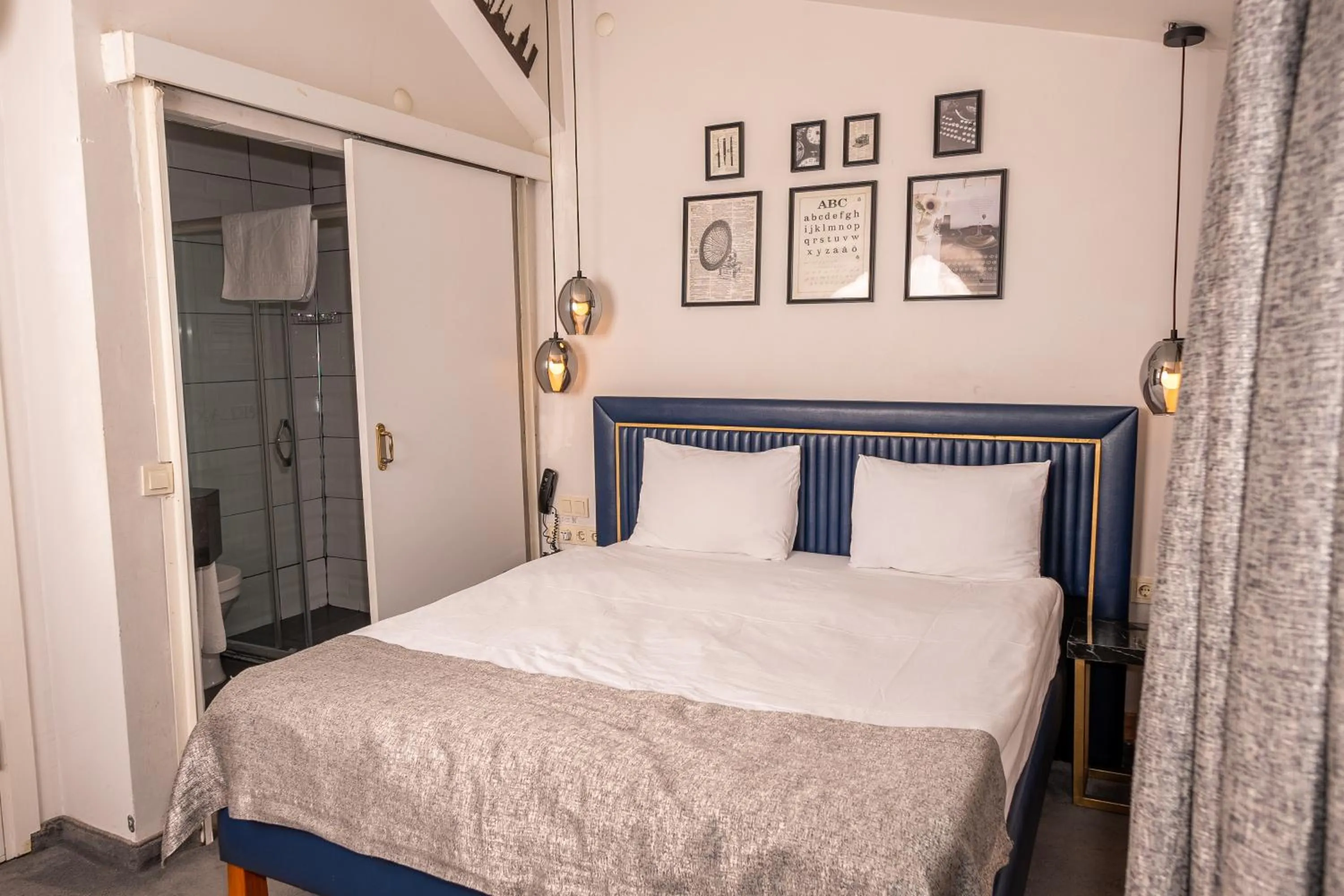 Photo of the whole room, Bed in Corner Hot