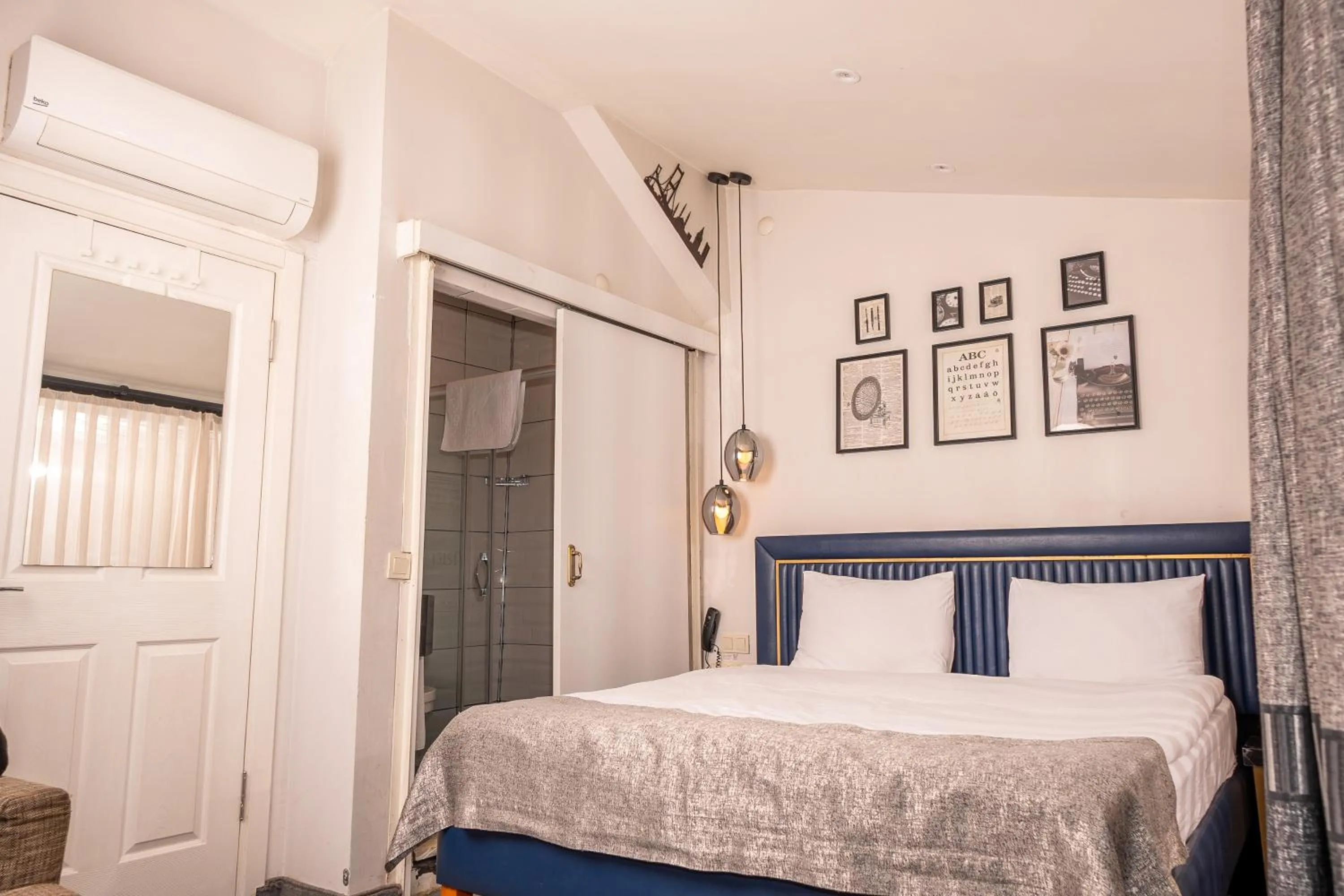 Photo of the whole room, Bed in Corner Hot