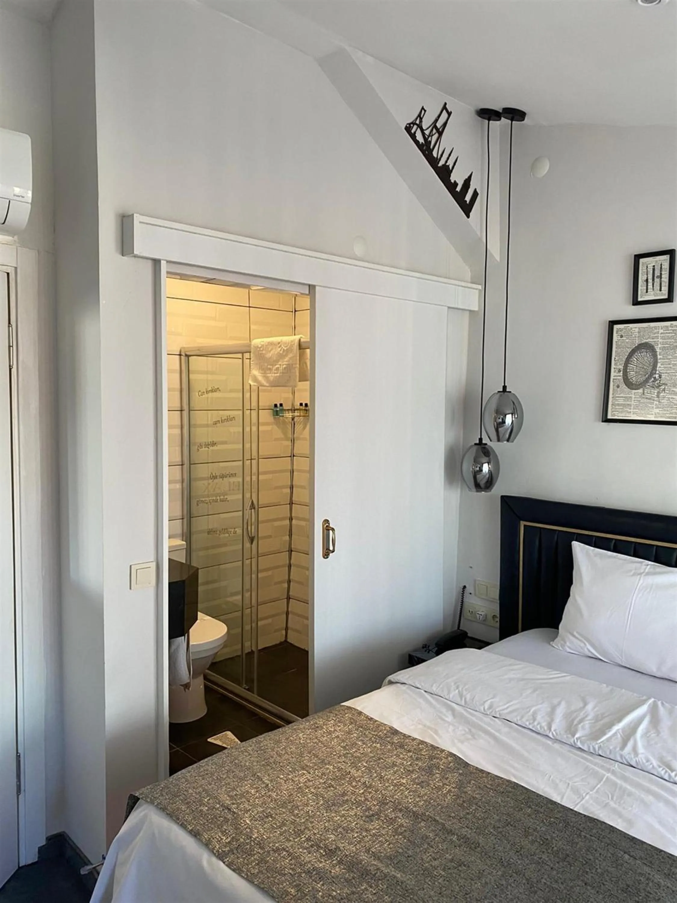 Bathroom, Bed in Corner Hot