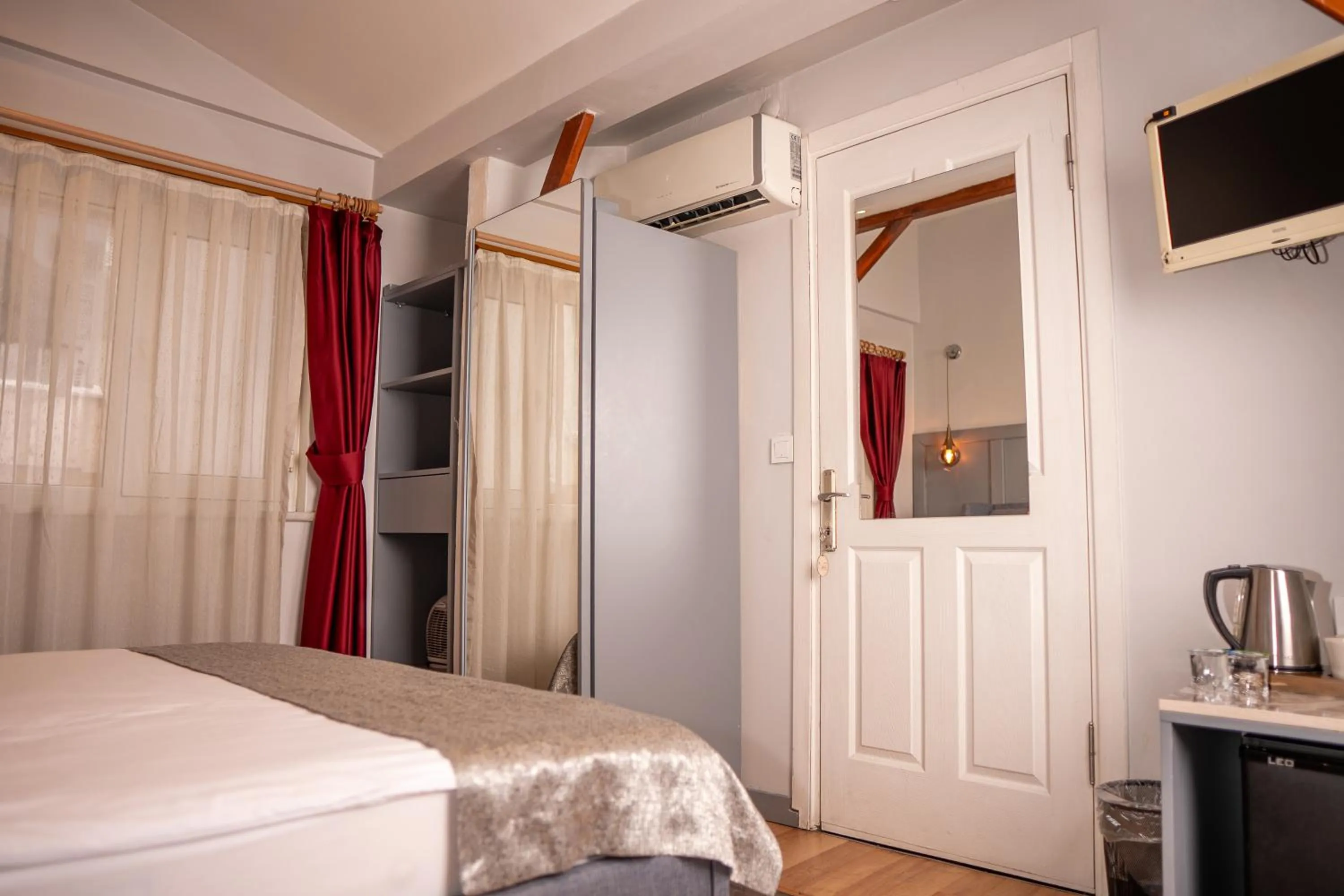 Photo of the whole room, Bed in Corner Hot