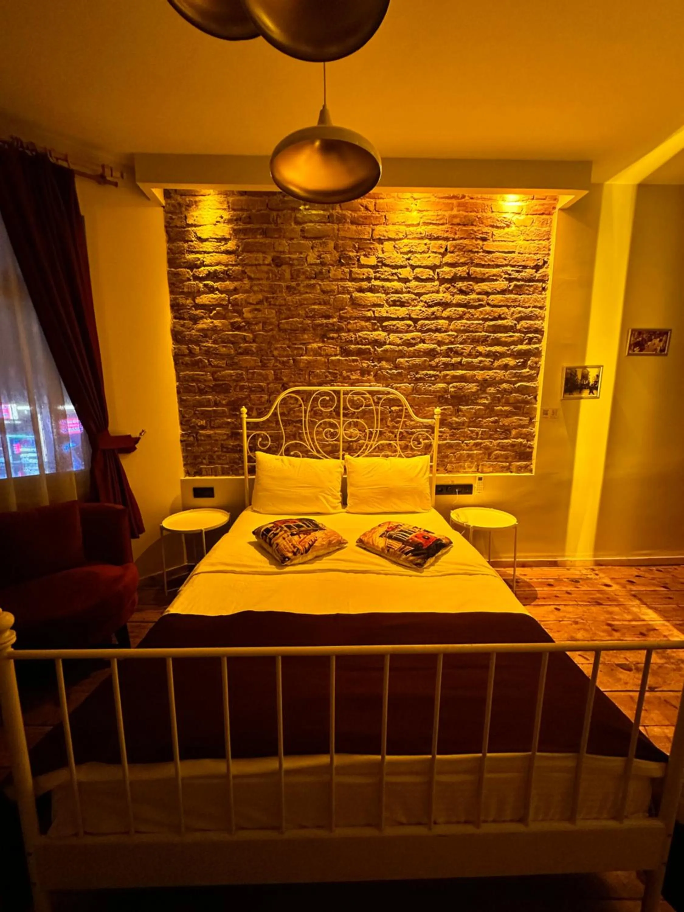 Photo of the whole room, Bed in Corner Hot