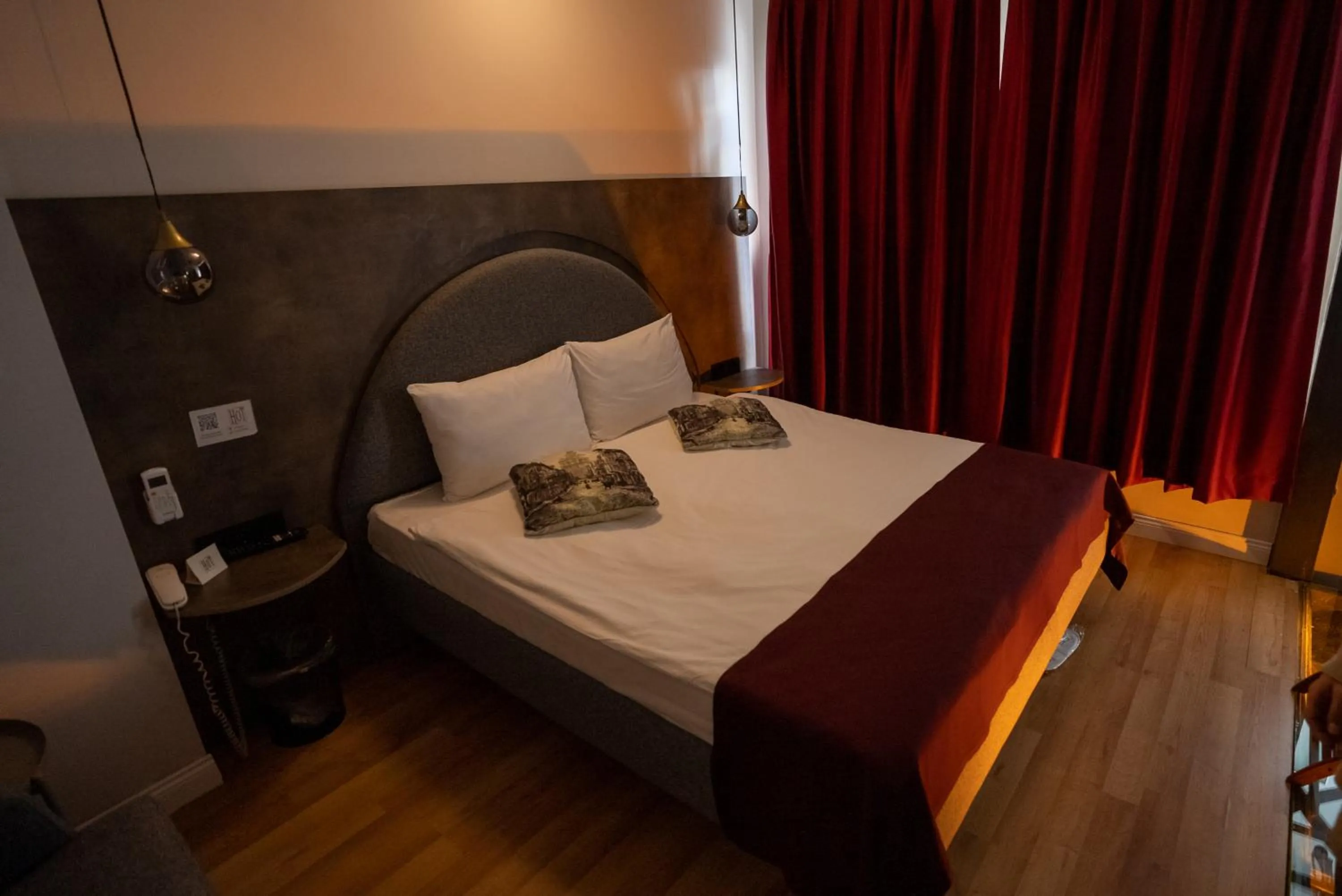 Photo of the whole room, Bed in Corner Hot