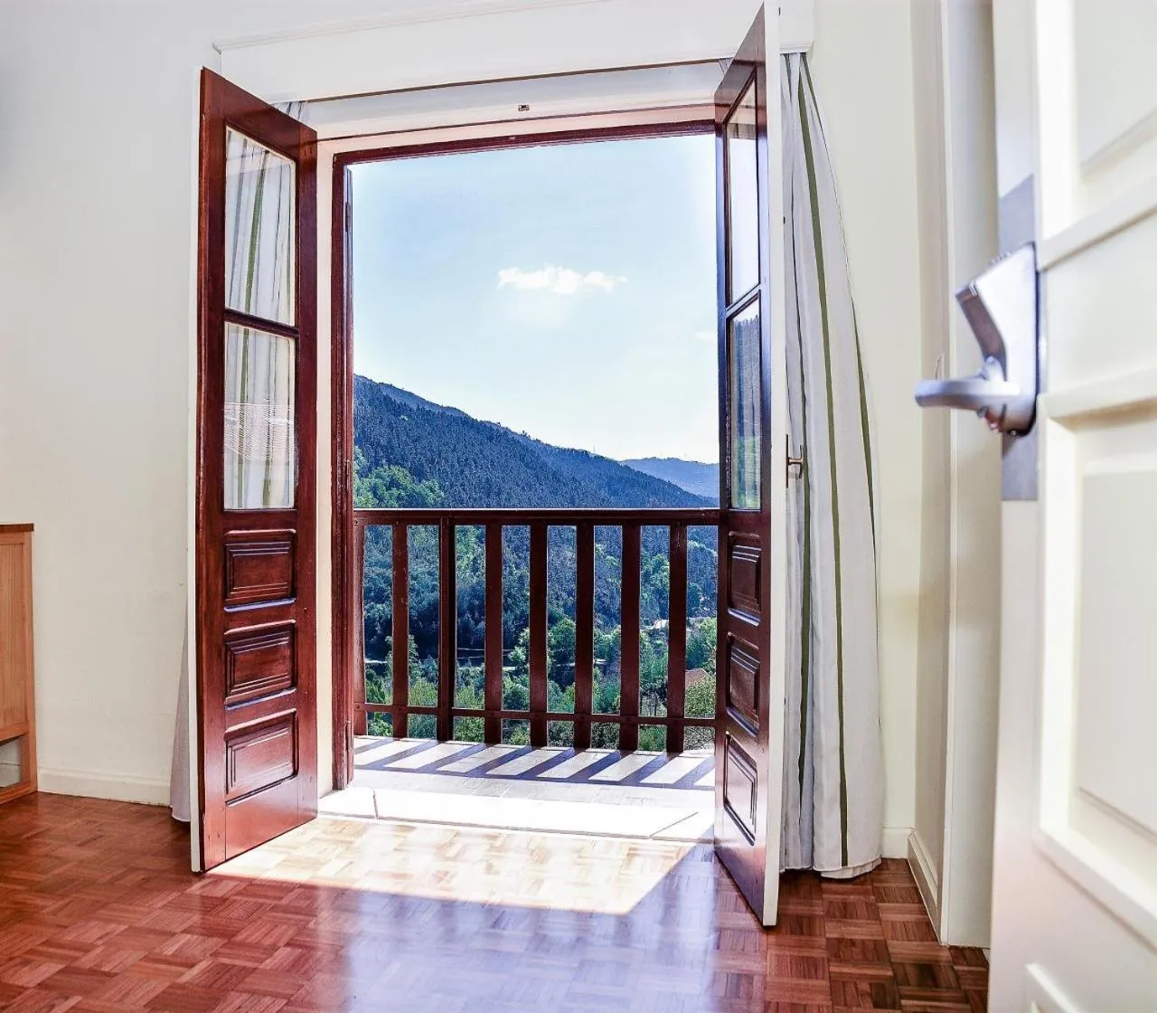 Mountain view in Adelaide Hotel