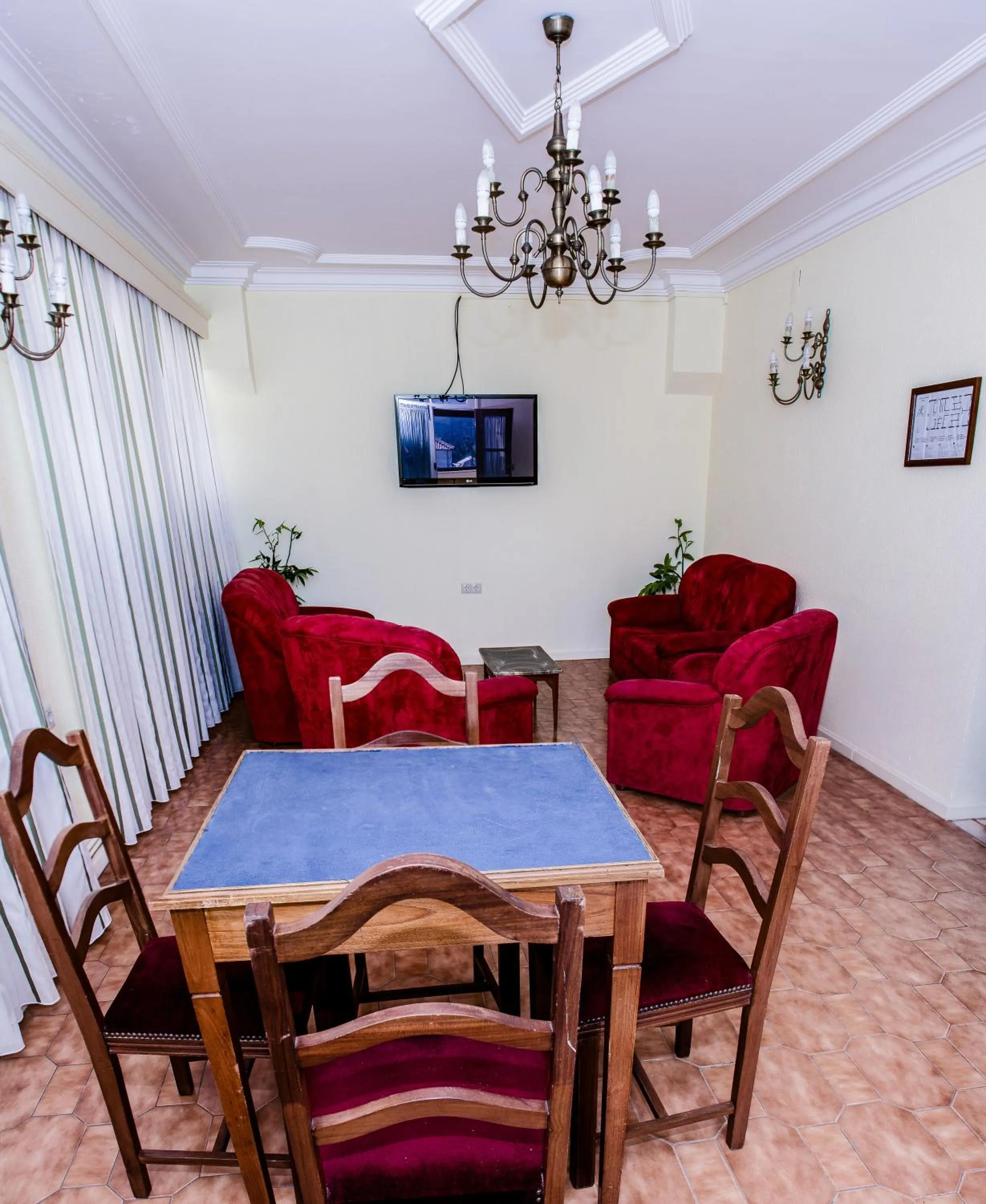 Communal lounge/ TV room in Adelaide Hotel