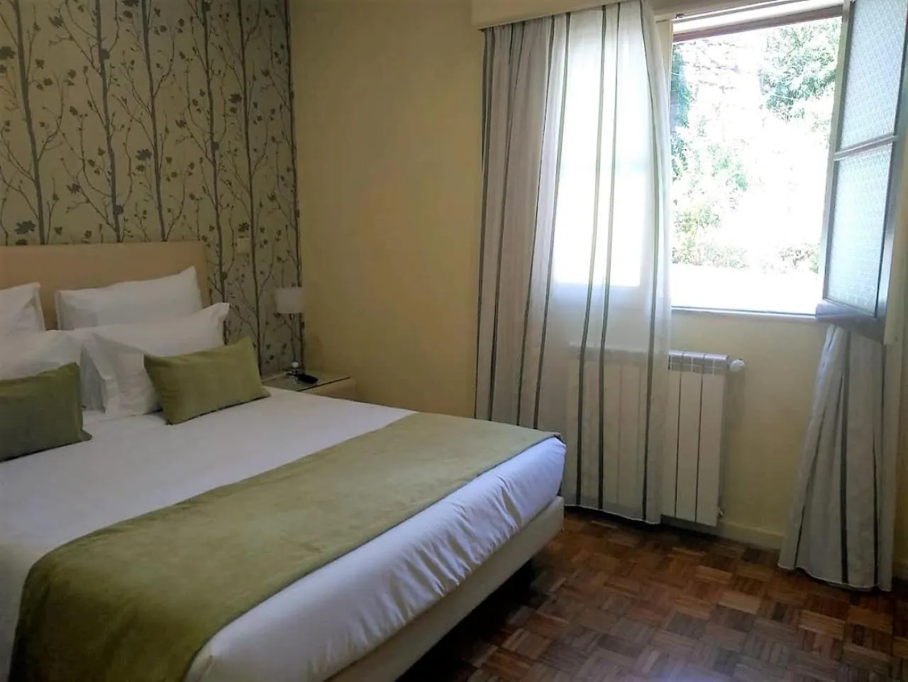 Photo of the whole room, Bed in Adelaide Hotel