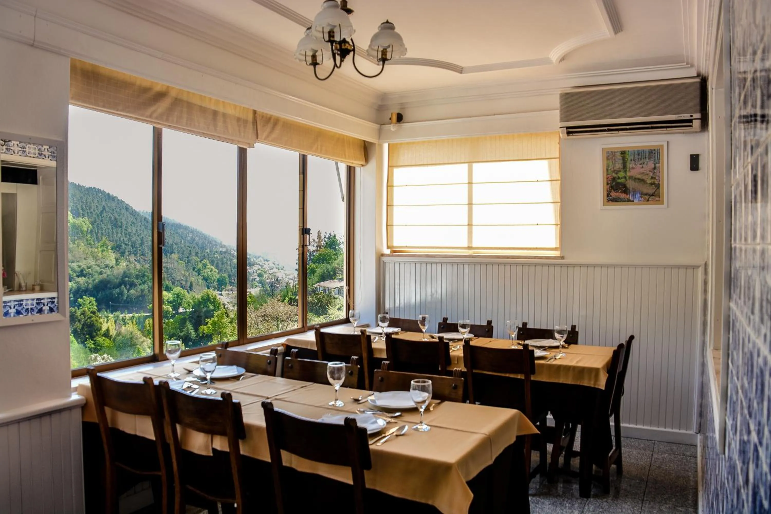 Restaurant/places to eat in Adelaide Hotel