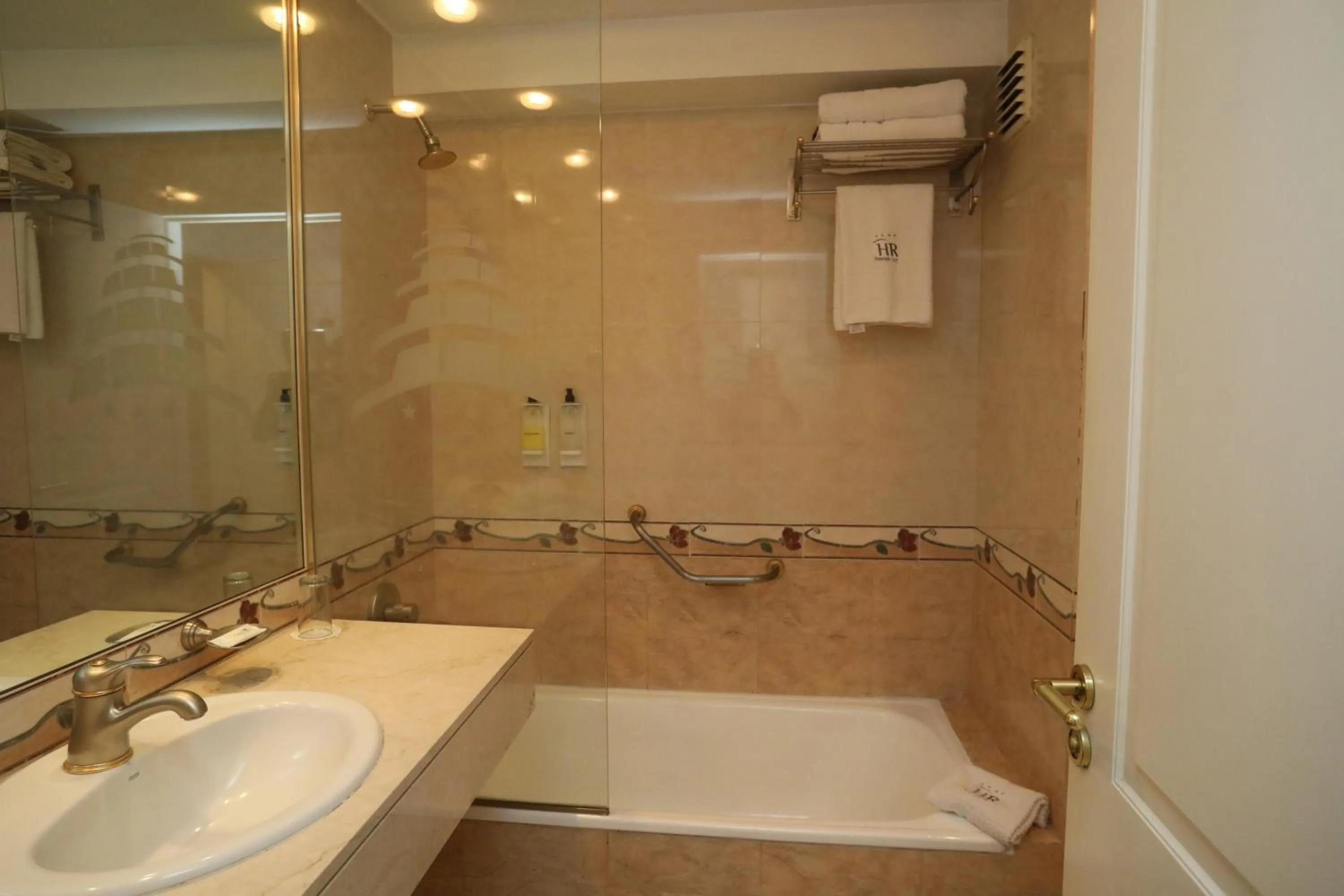 Bathroom in HR Esmeralda Luxor