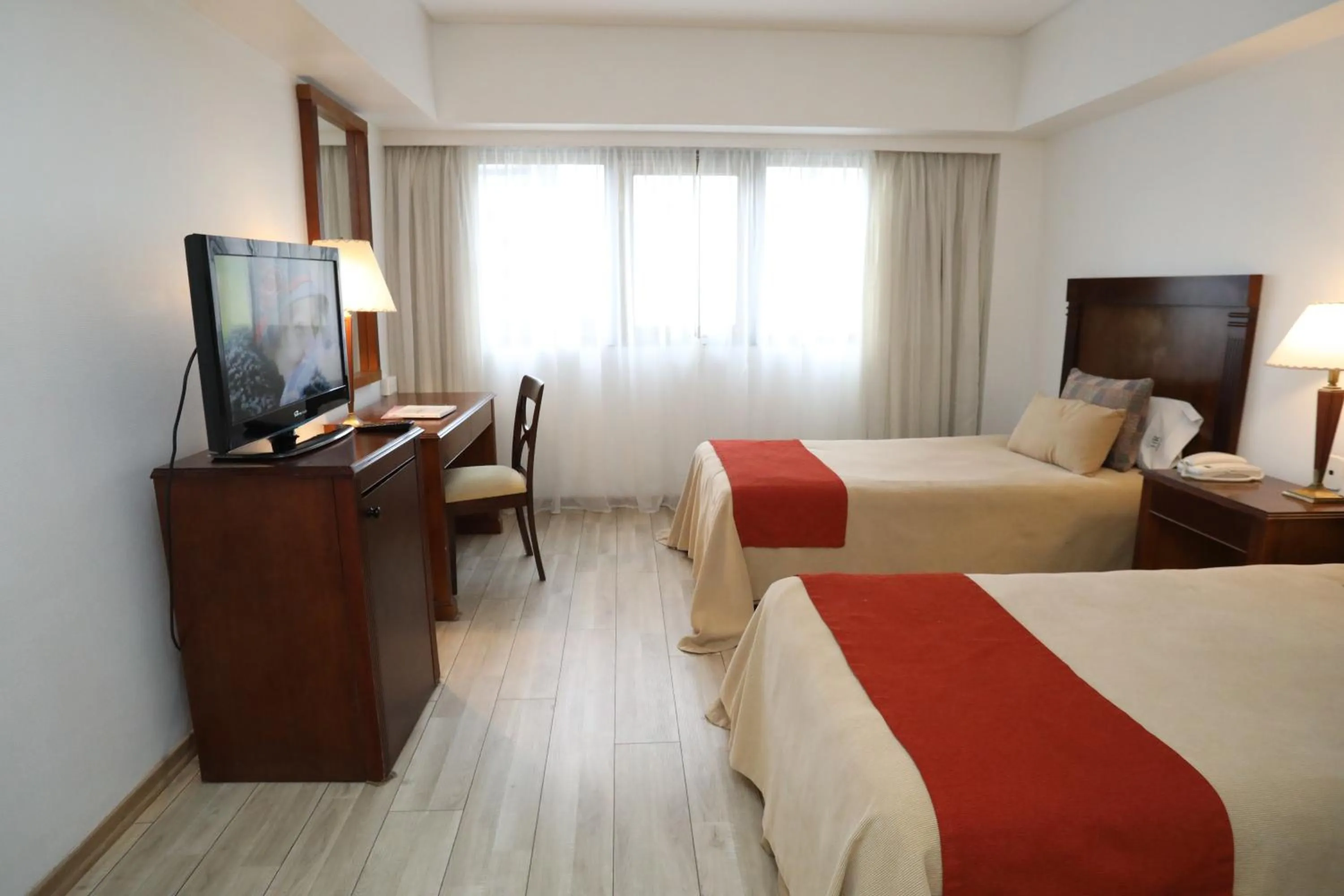 Photo of the whole room, Bed in HR Esmeralda Luxor