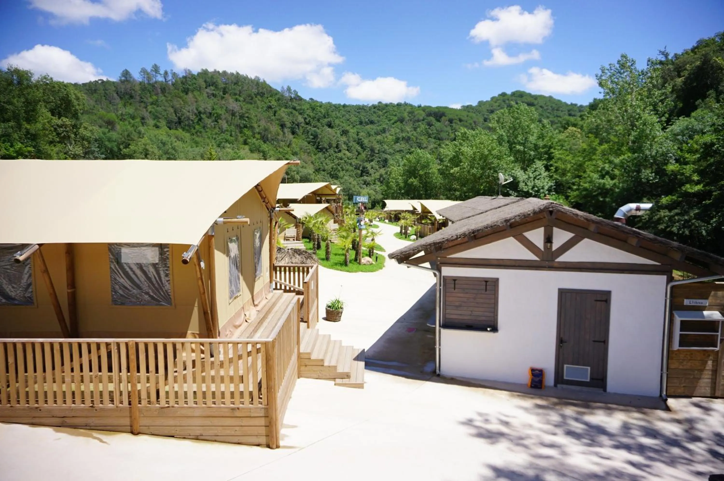 Restaurant/places to eat in Glamping Can Bora Lodges