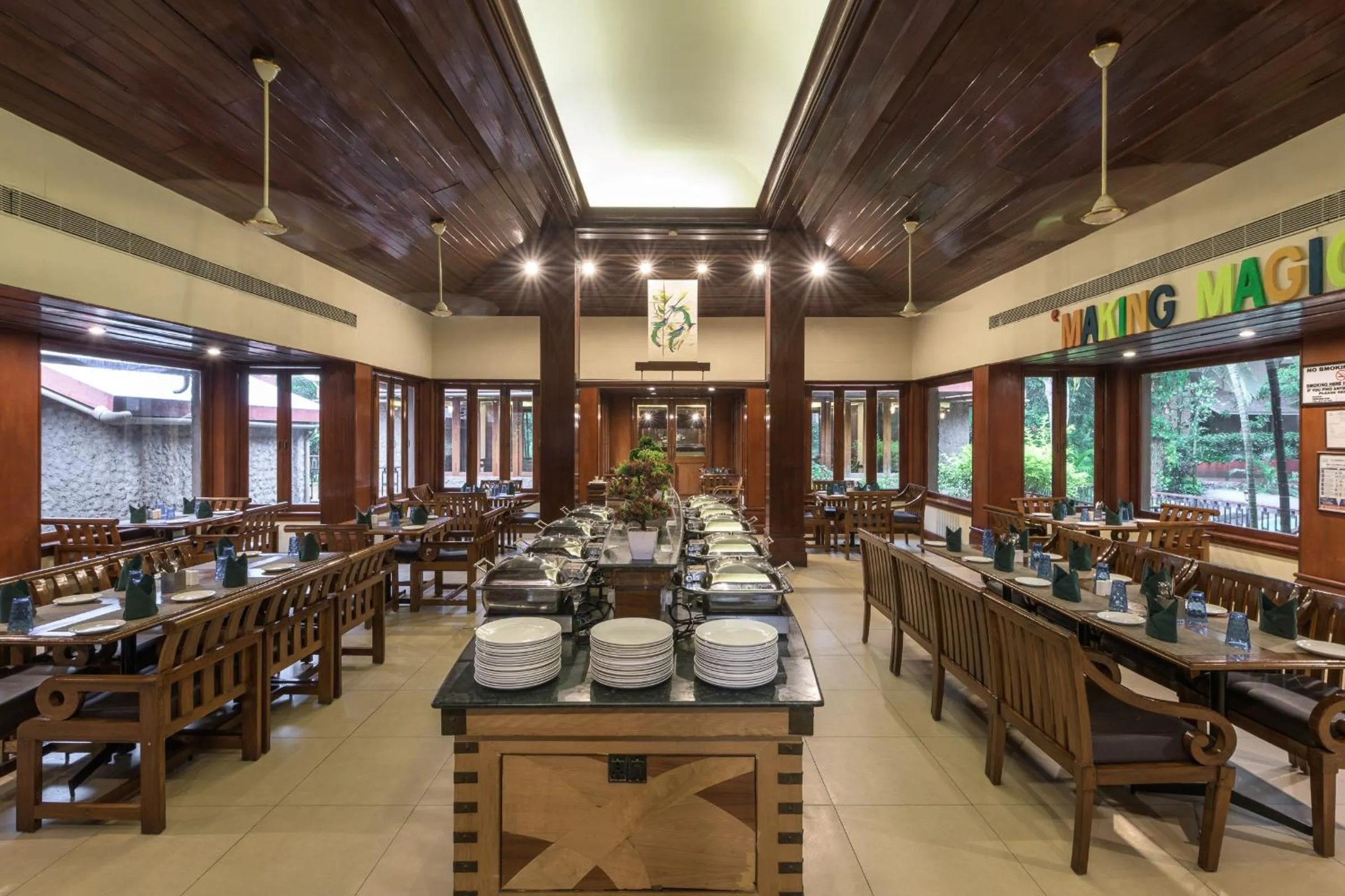 Restaurant/places to eat in Club Mahindra Thekkady