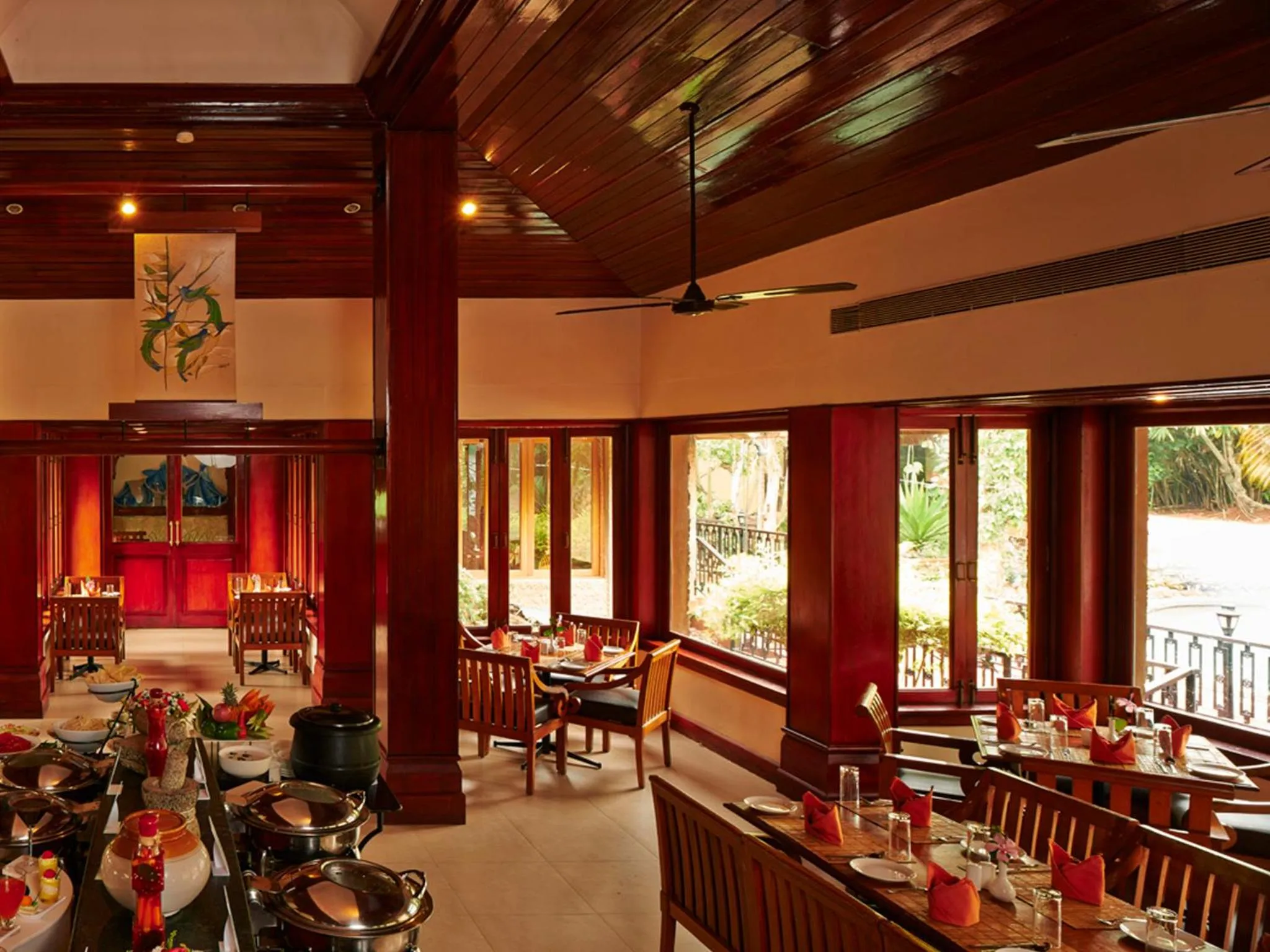 Restaurant/places to eat in Club Mahindra Thekkady
