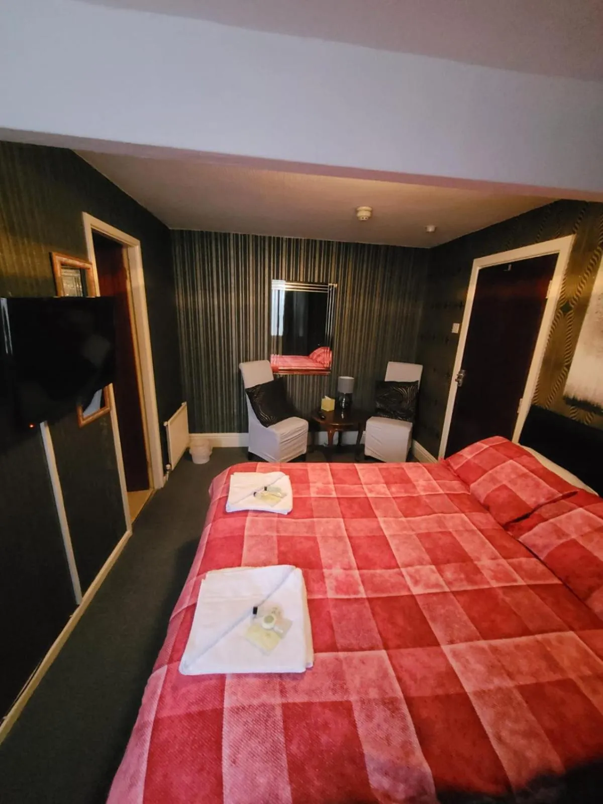 Property building, Bed in The Albert Inn Hotel Blackpool