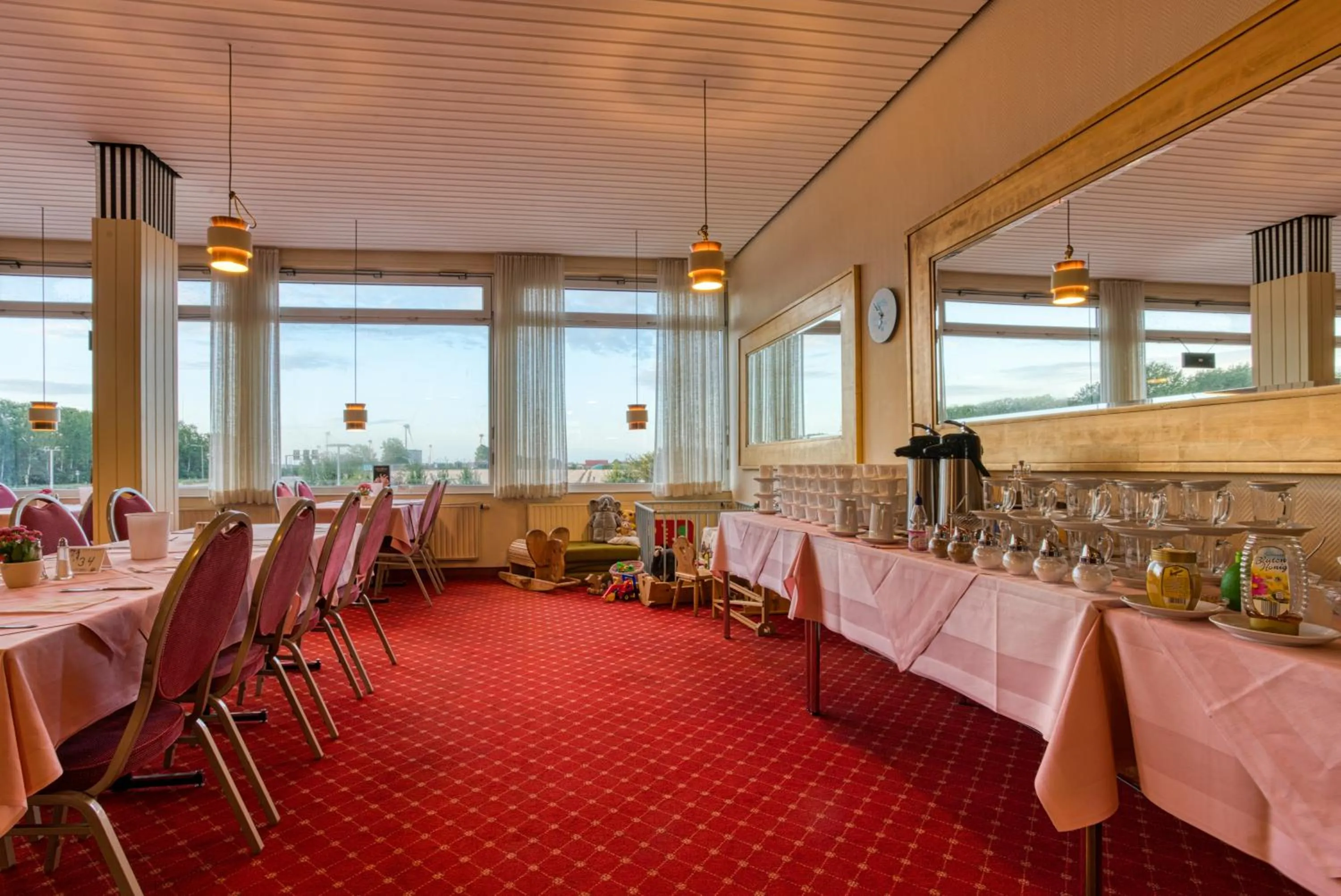 Restaurant/places to eat in FF&E Hotel Dania