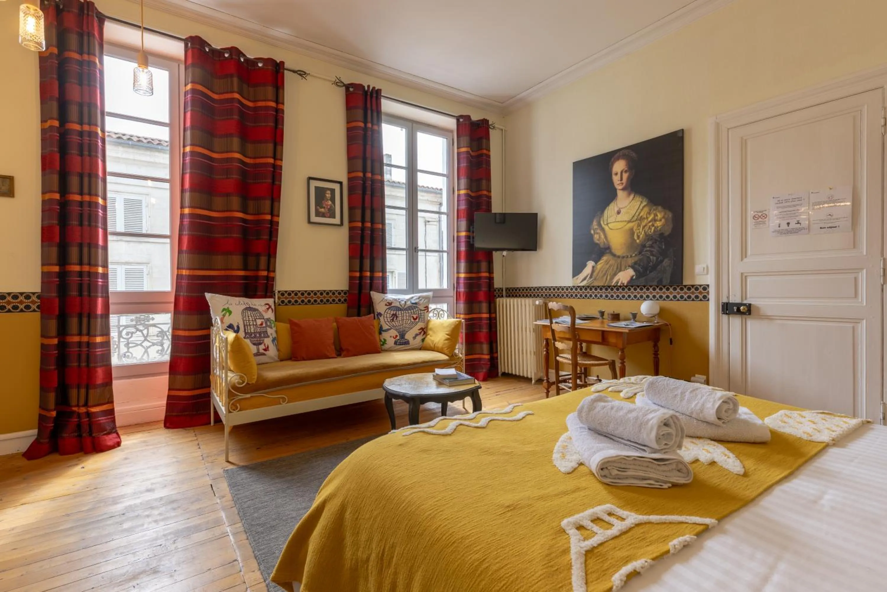 Seating area, Bed in H de Surgères