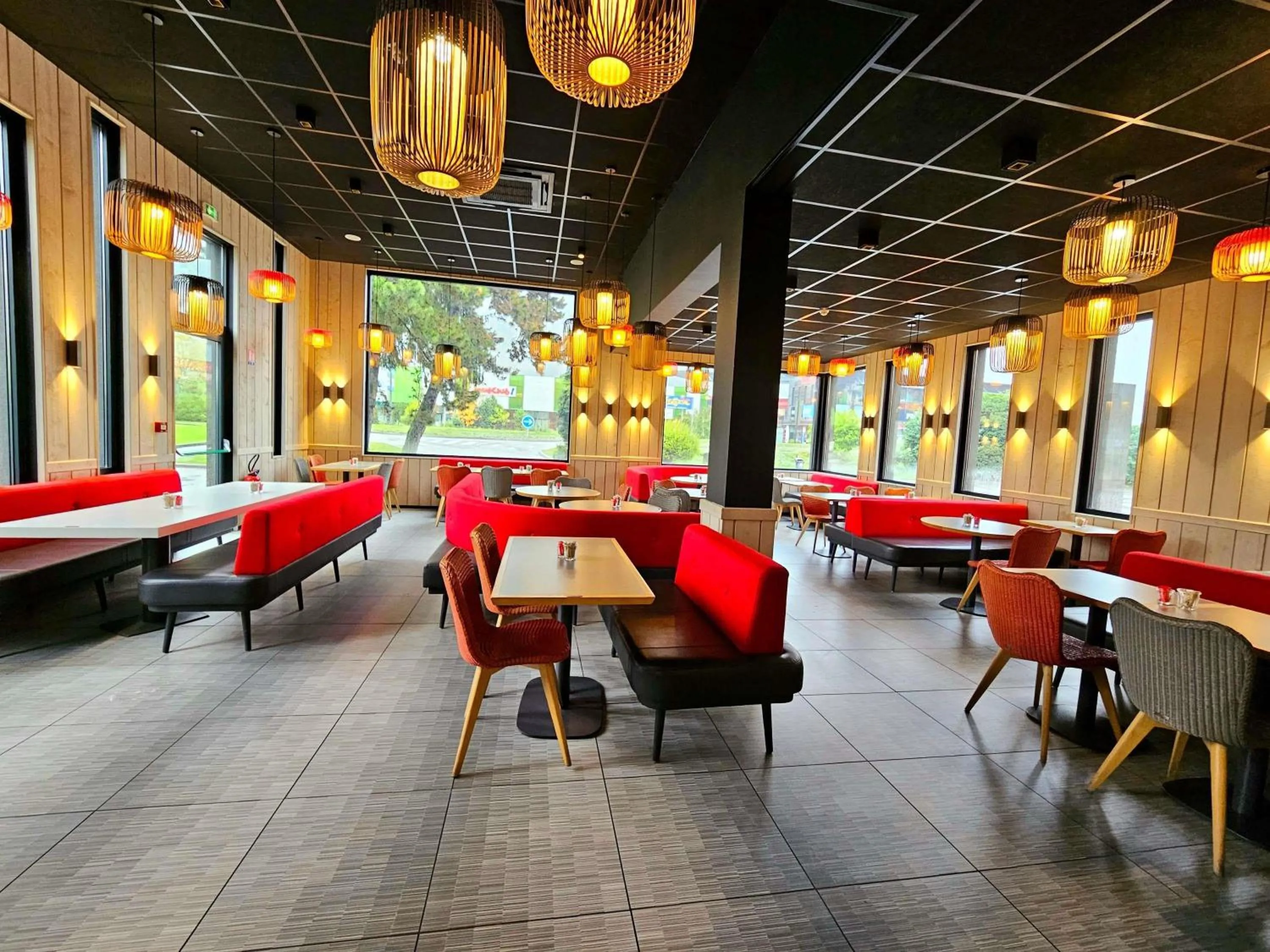 Lounge or bar in Ibis Sallanches Porte du MontBlanc