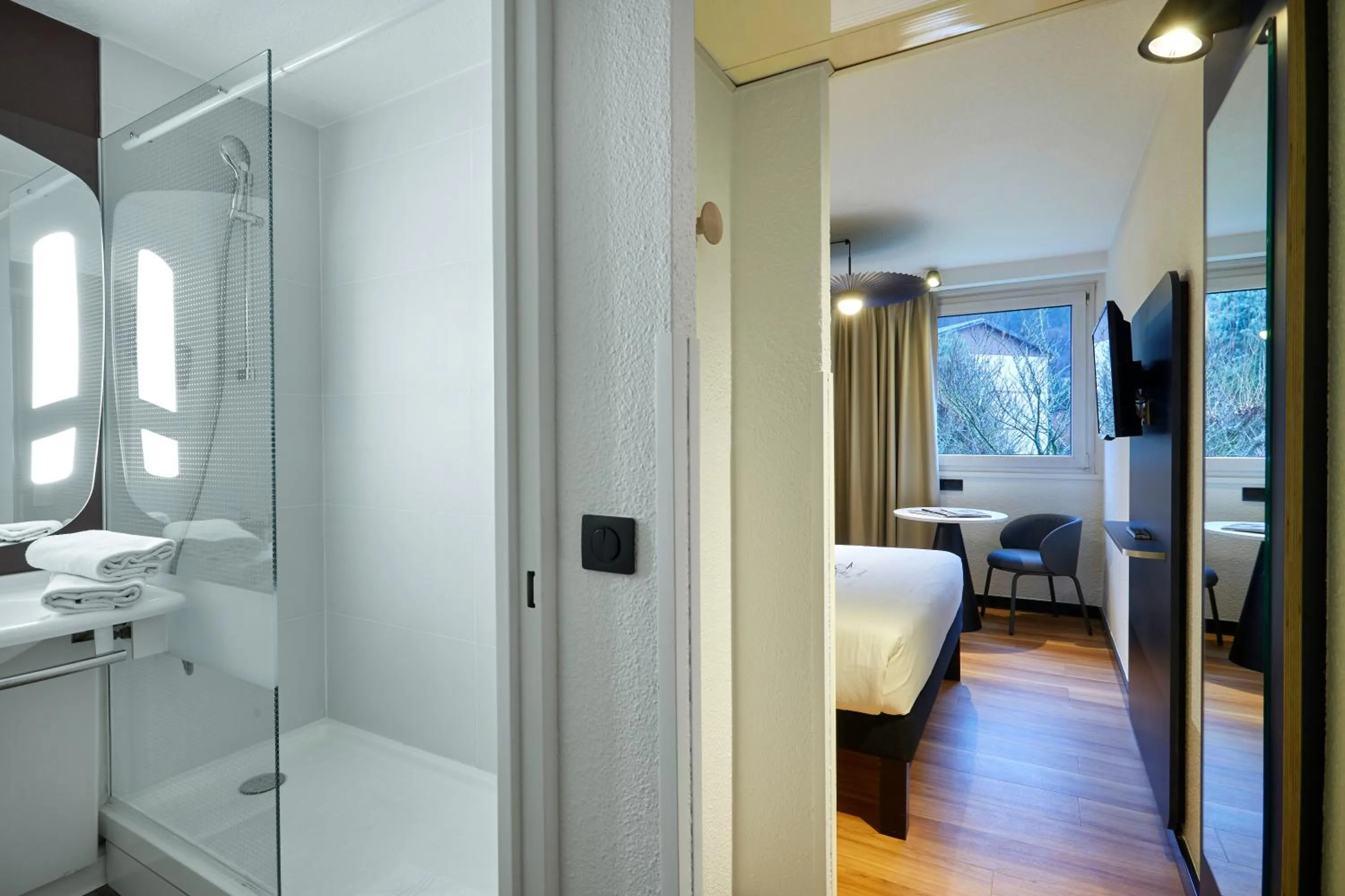 Shower, Bed in Ibis Sallanches Porte du MontBlanc