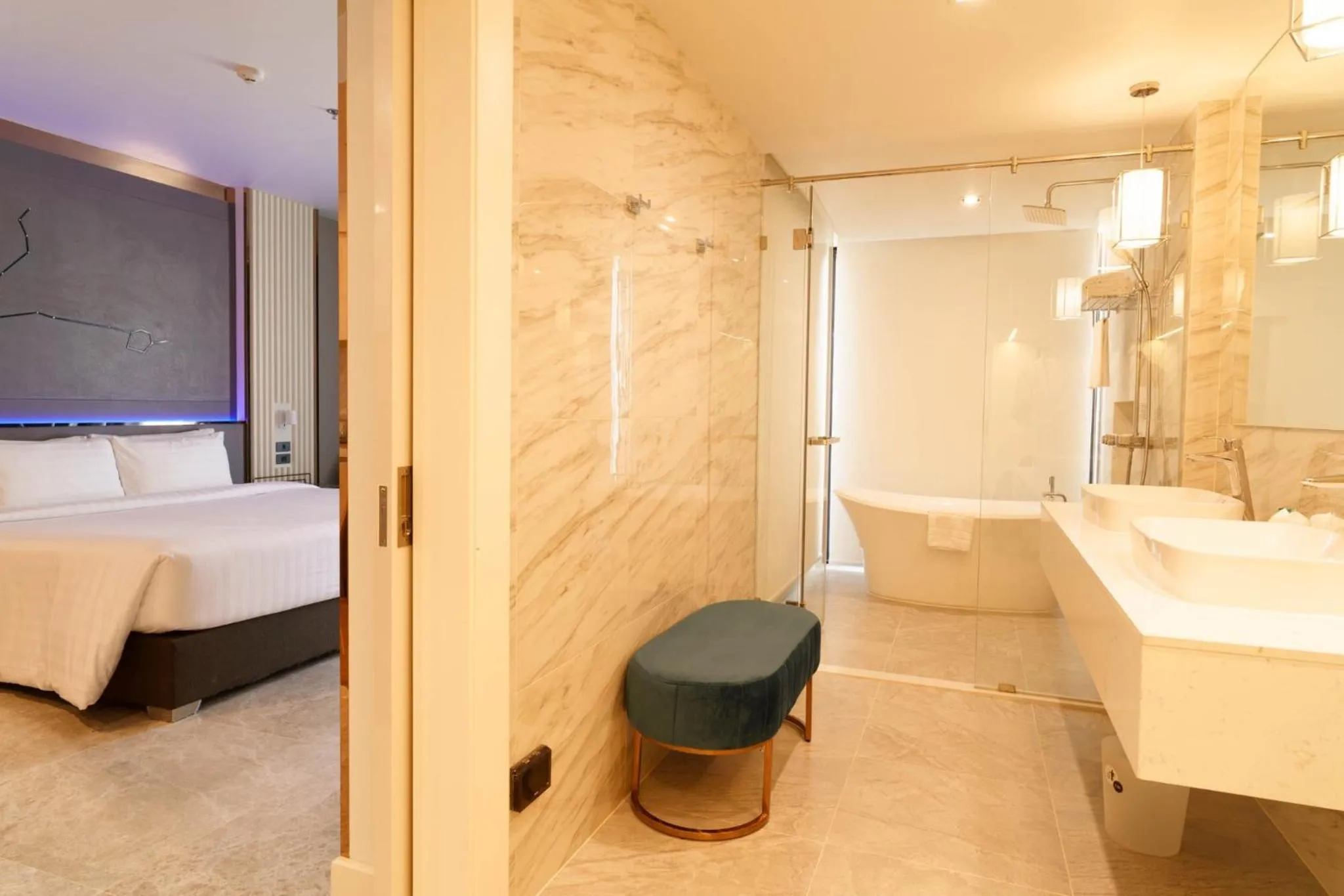 Bathroom, Bed in Pattaya Discovery Beach Hotel - SHA Extra Plus