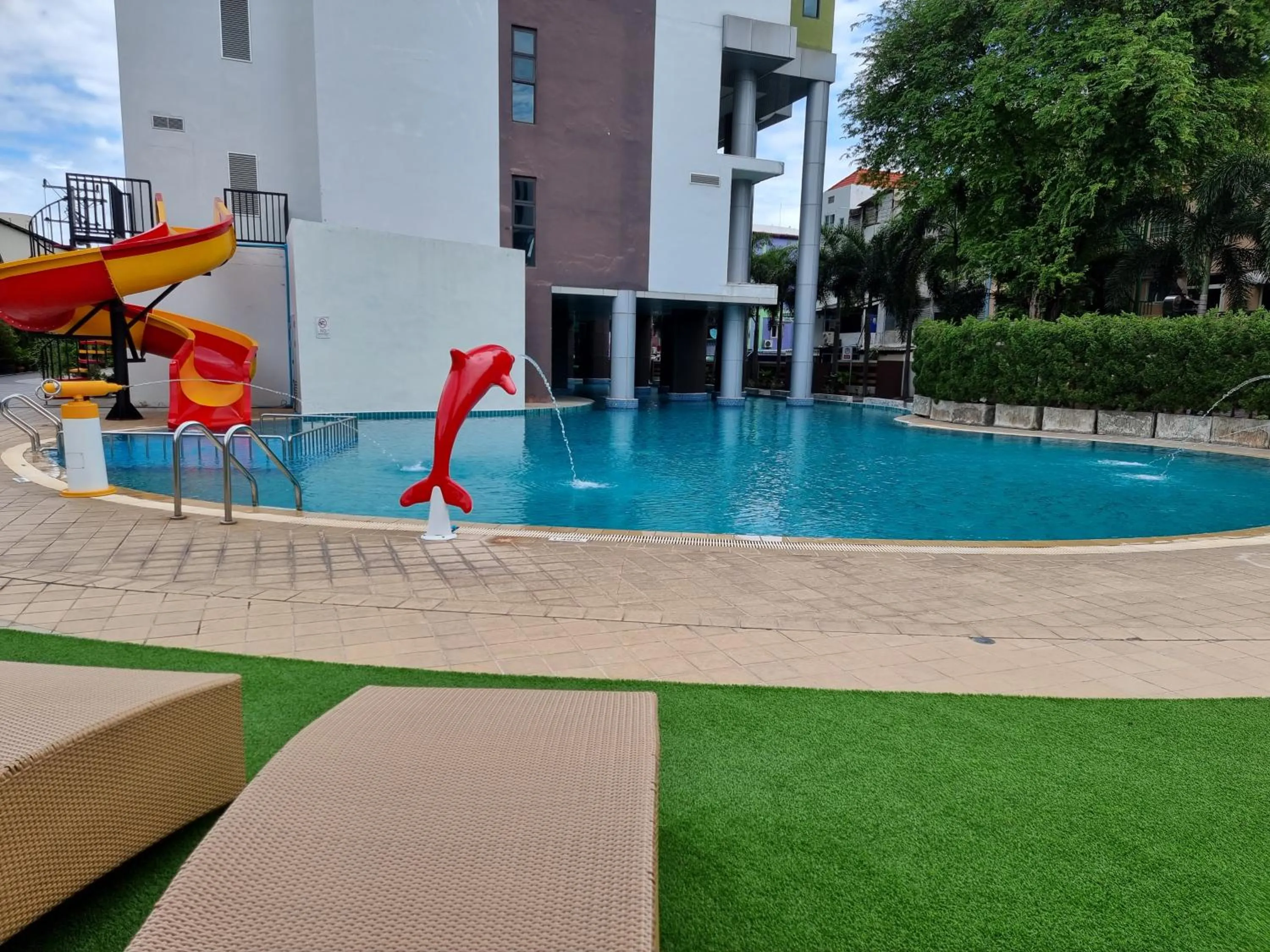 Swimming pool in Pattaya Discovery Beach Hotel - SHA Extra Plus
