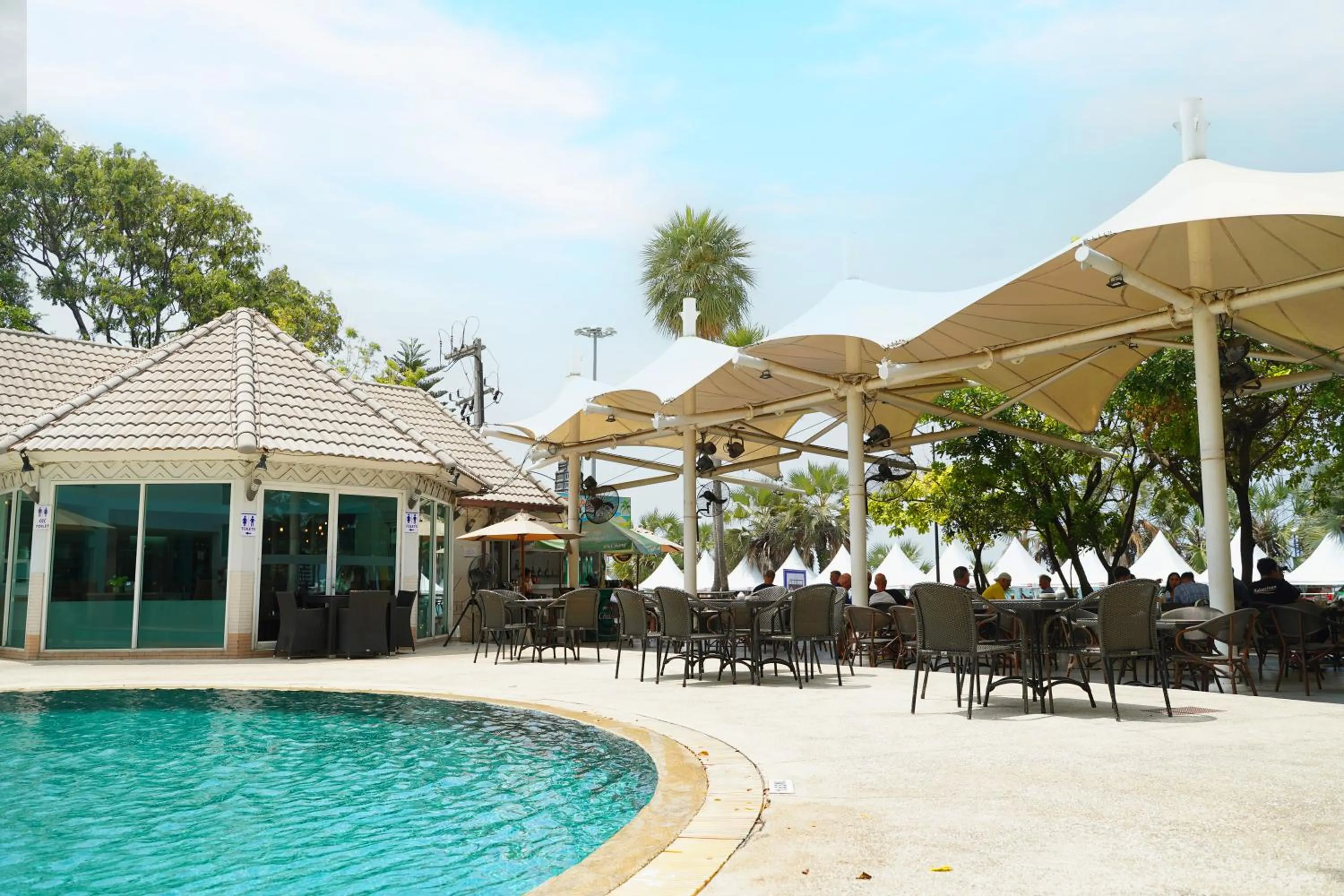 Restaurant/places to eat in Pattaya Discovery Beach Hotel - SHA Extra Plus