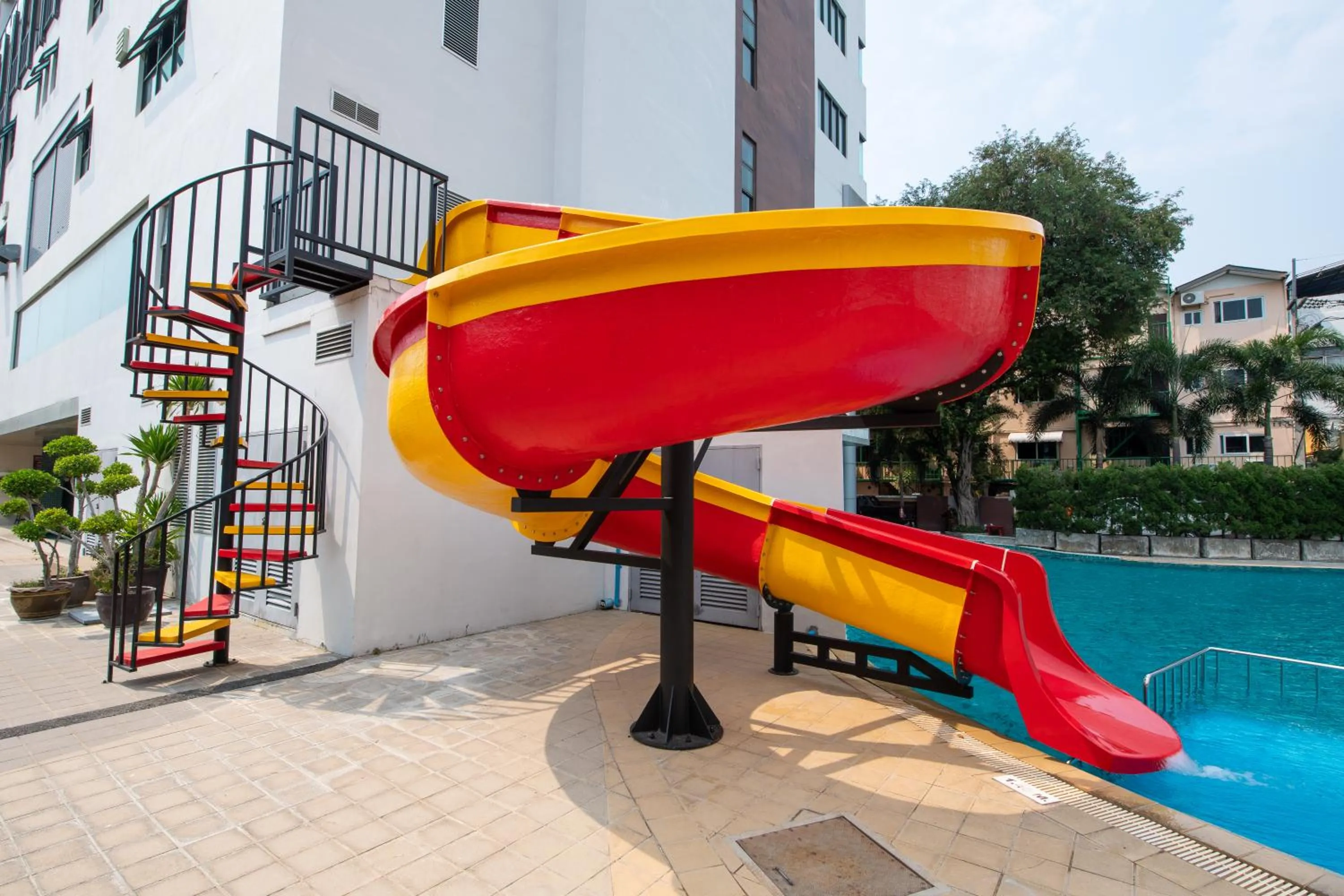 Swimming pool in Pattaya Discovery Beach Hotel - SHA Extra Plus