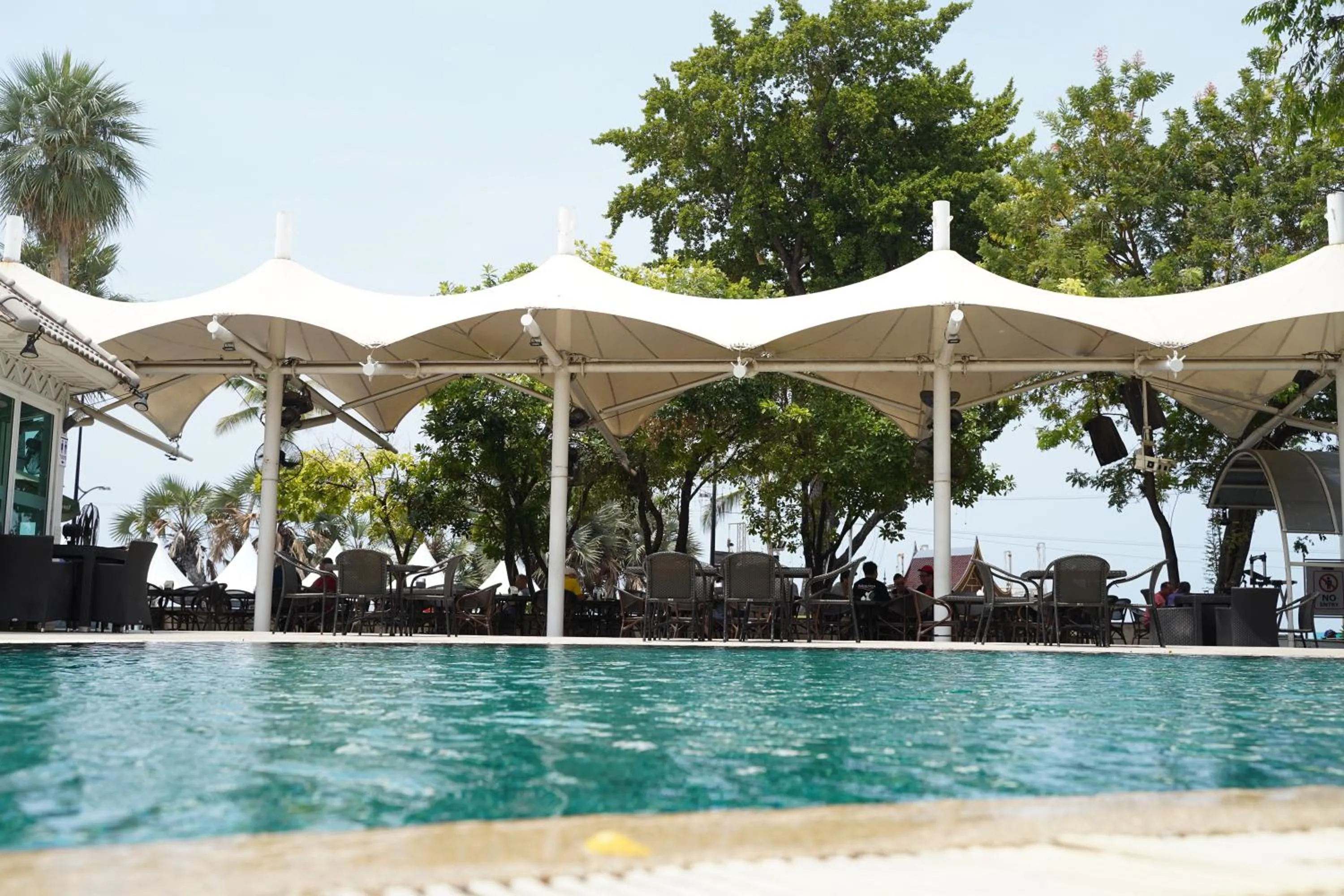 Restaurant/places to eat in Pattaya Discovery Beach Hotel - SHA Extra Plus