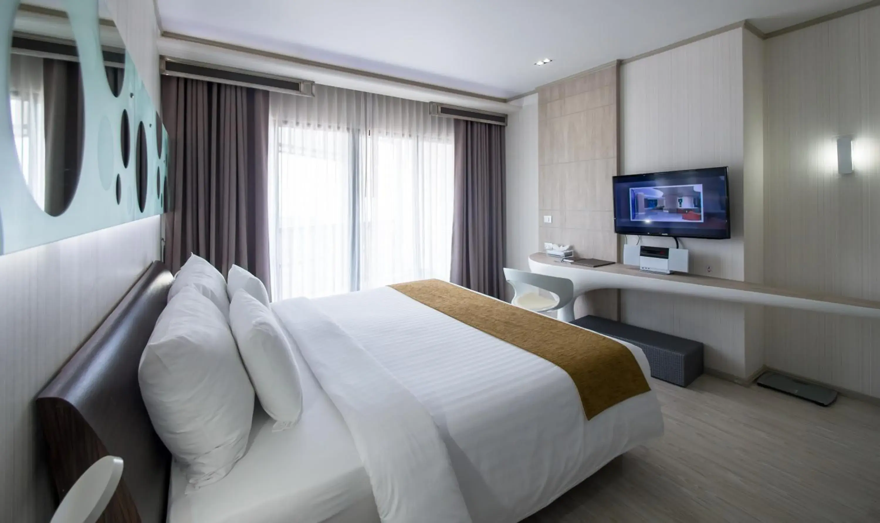 Deluxe Double Room - Chic Tower in Pattaya Discovery Beach Hotel - SHA Extra Plus Deluxe Double Room - Chic Tower in Pattaya Discovery Beach Hotel - SHA Extra Plus