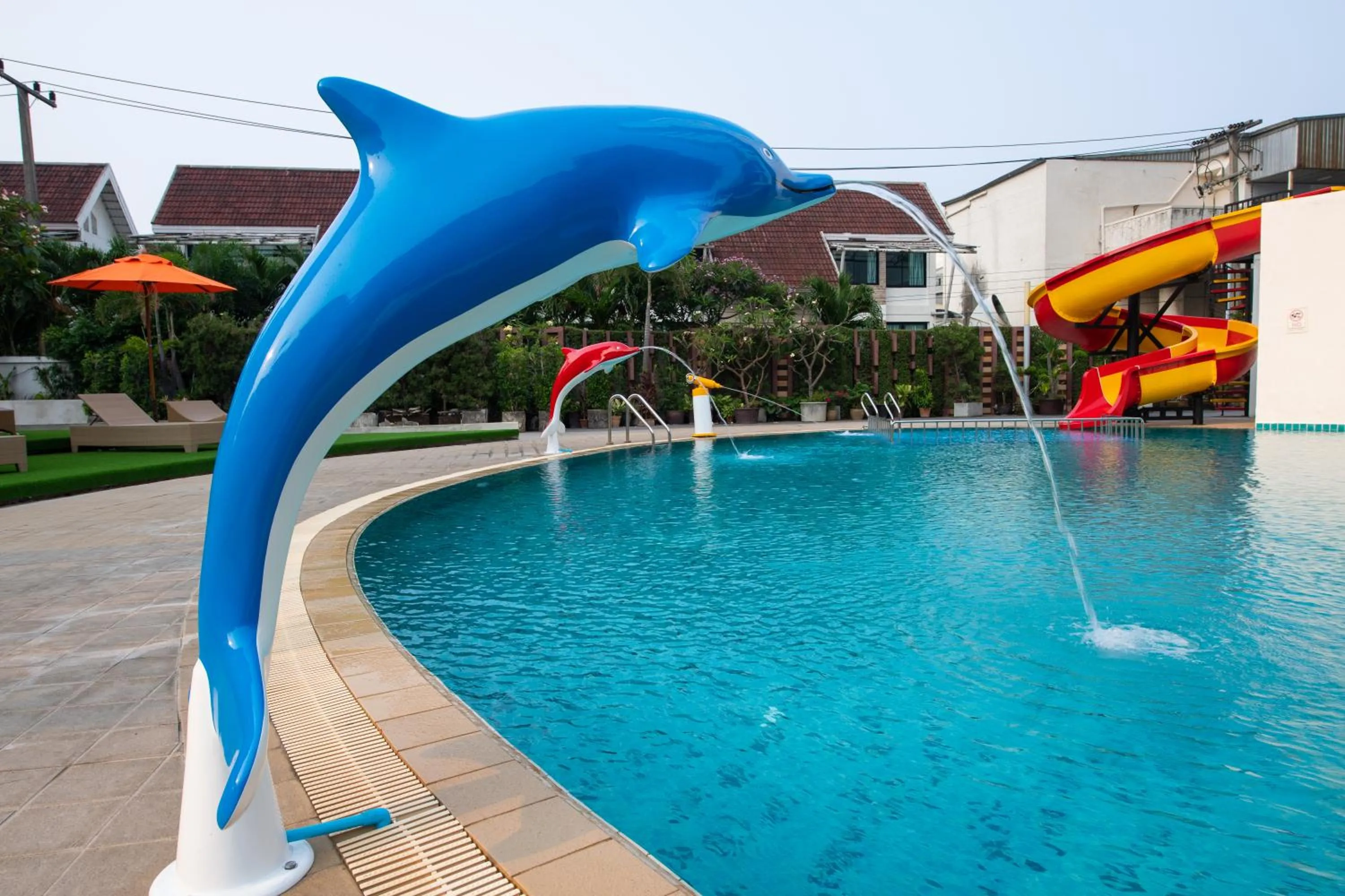 Swimming pool in Pattaya Discovery Beach Hotel - SHA Extra Plus