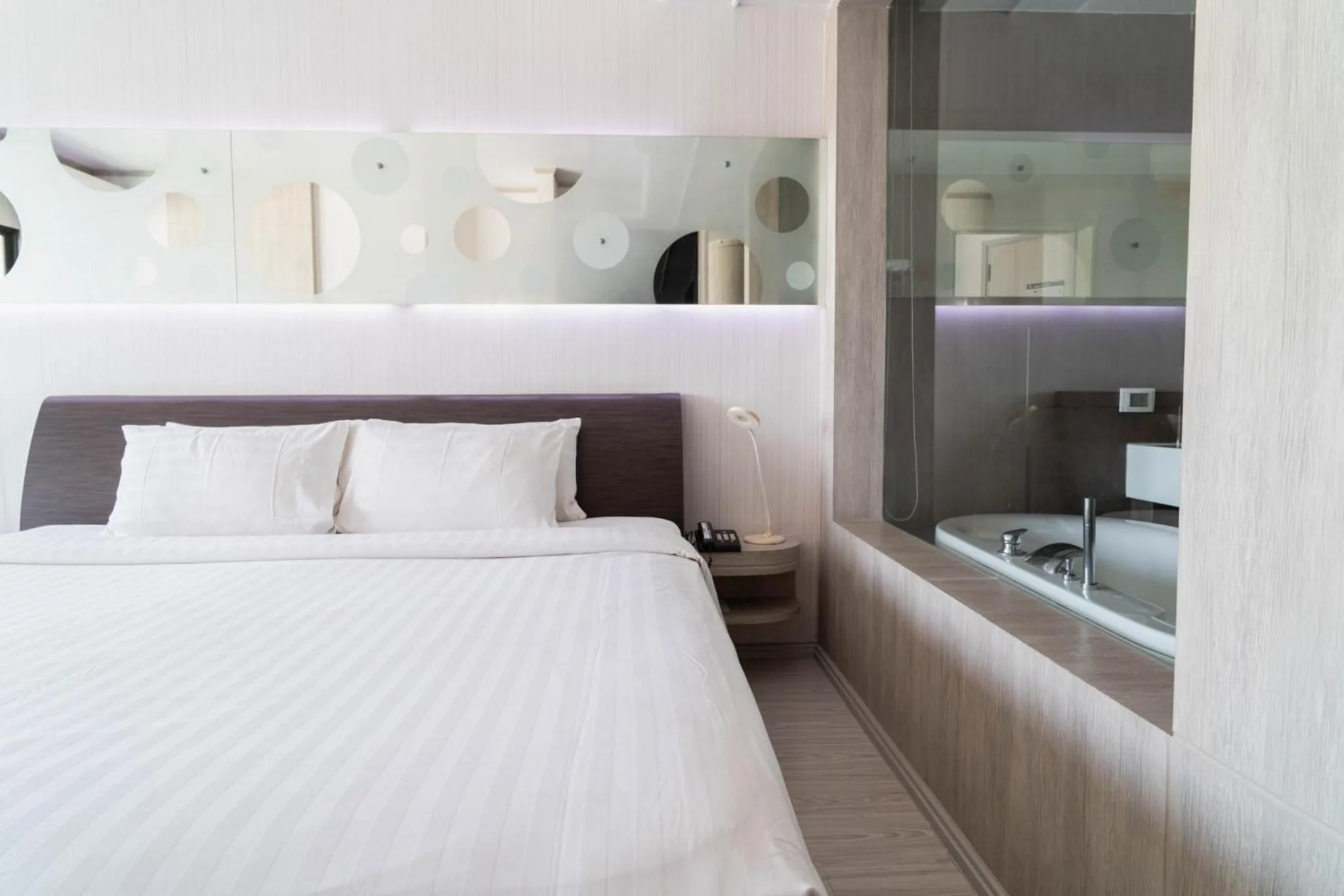 Bedroom, Bed in Pattaya Discovery Beach Hotel - SHA Extra Plus