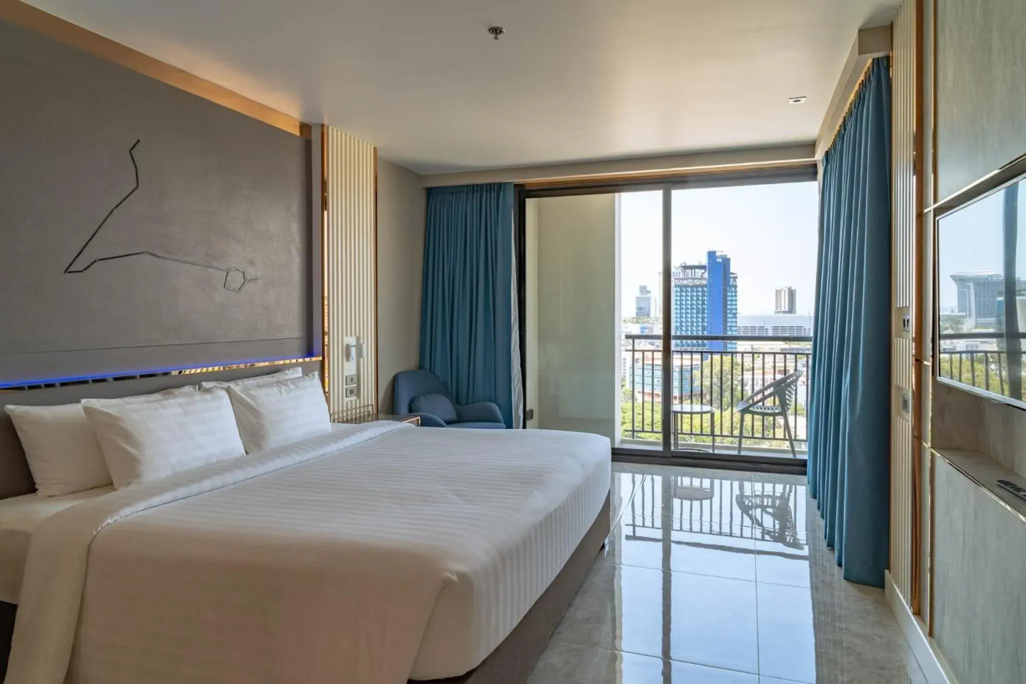 Deluxe Double Room with Balcony - Tower Dee in Pattaya Discovery Beach Hotel - SHA Extra Plus Deluxe Double Room with Balcony - Tower Dee in Pattaya Discovery Beach Hotel - SHA Extra Plus