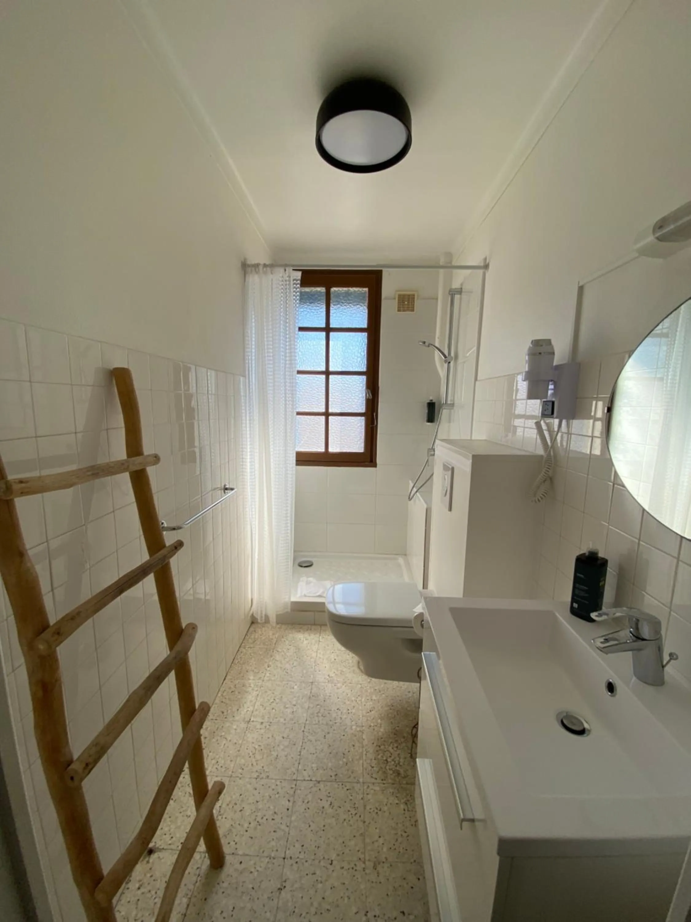 Shower in Hôtel Le Neptune en Camargue