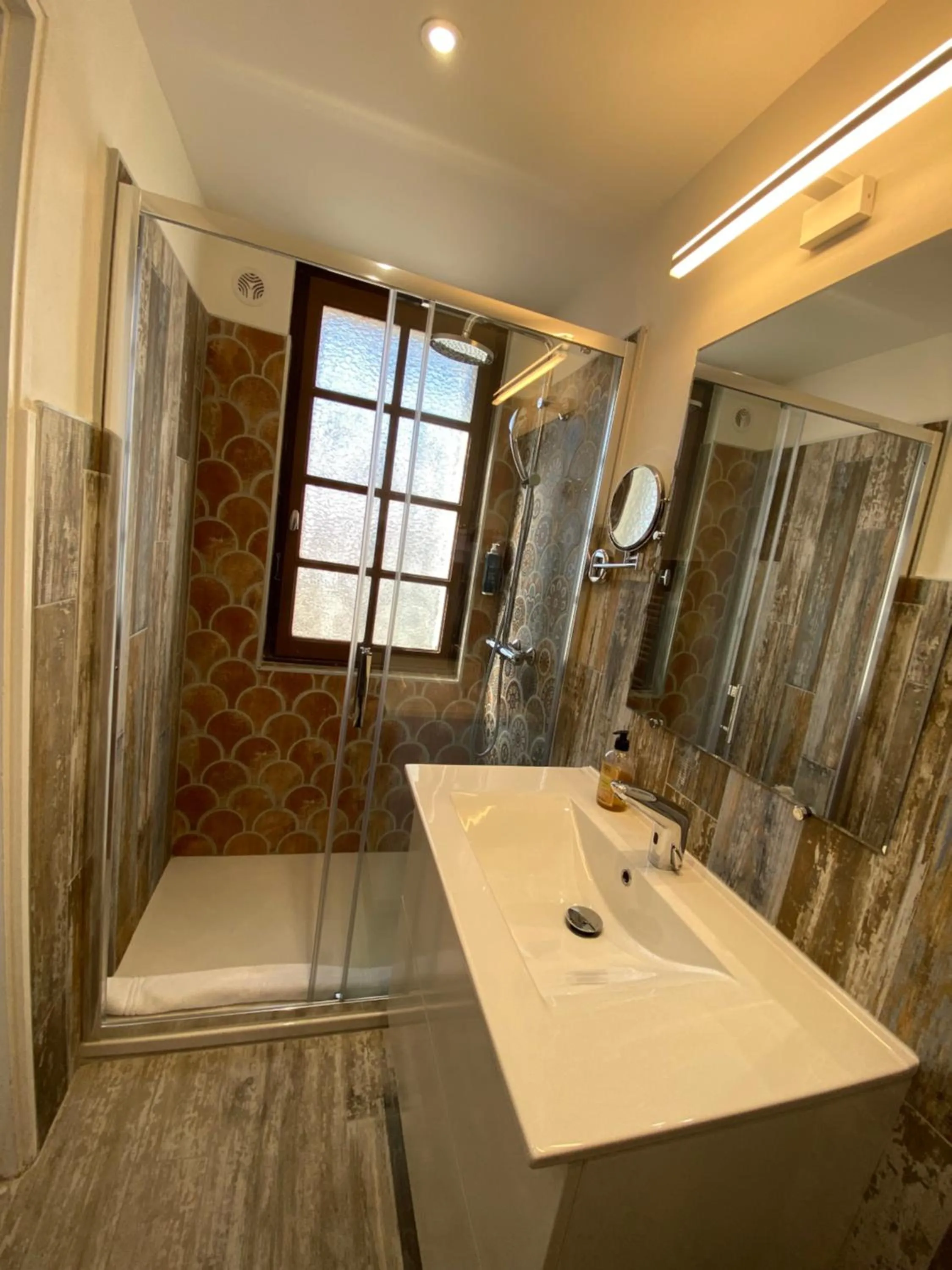 Shower in Hôtel Le Neptune en Camargue