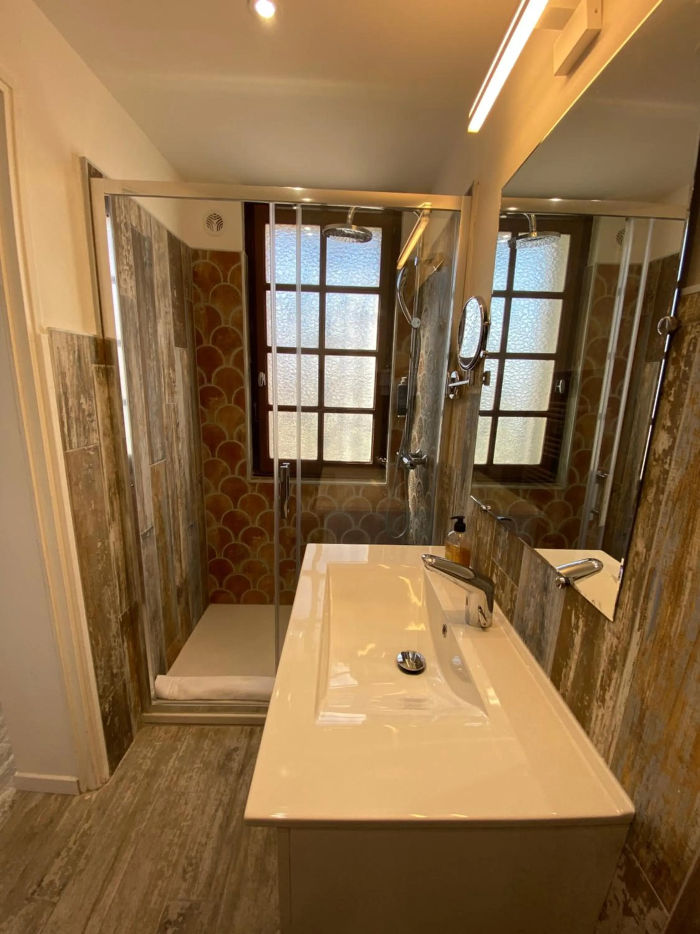 Shower in Hôtel Le Neptune en Camargue