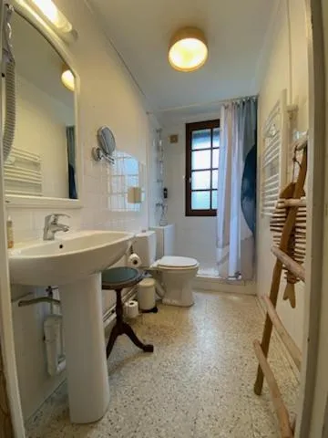 Shower in Hôtel Le Neptune en Camargue