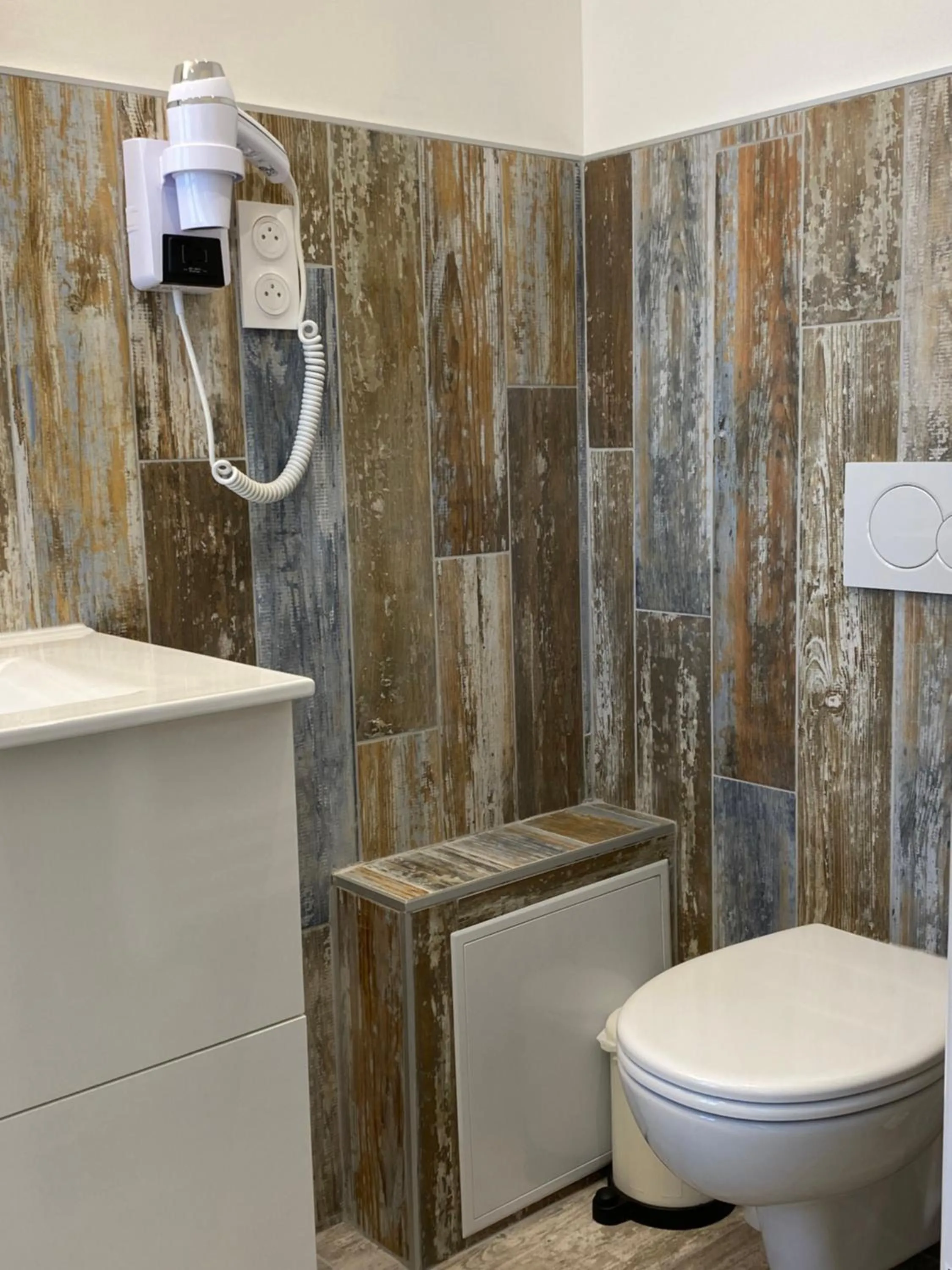 Shower in Hôtel Le Neptune en Camargue