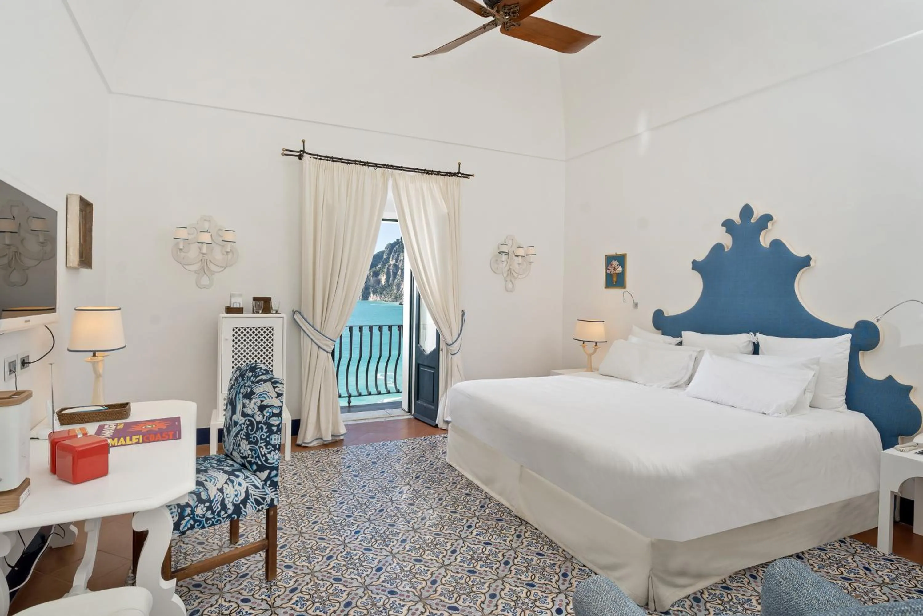 Sea view, Bed in Villa Treville