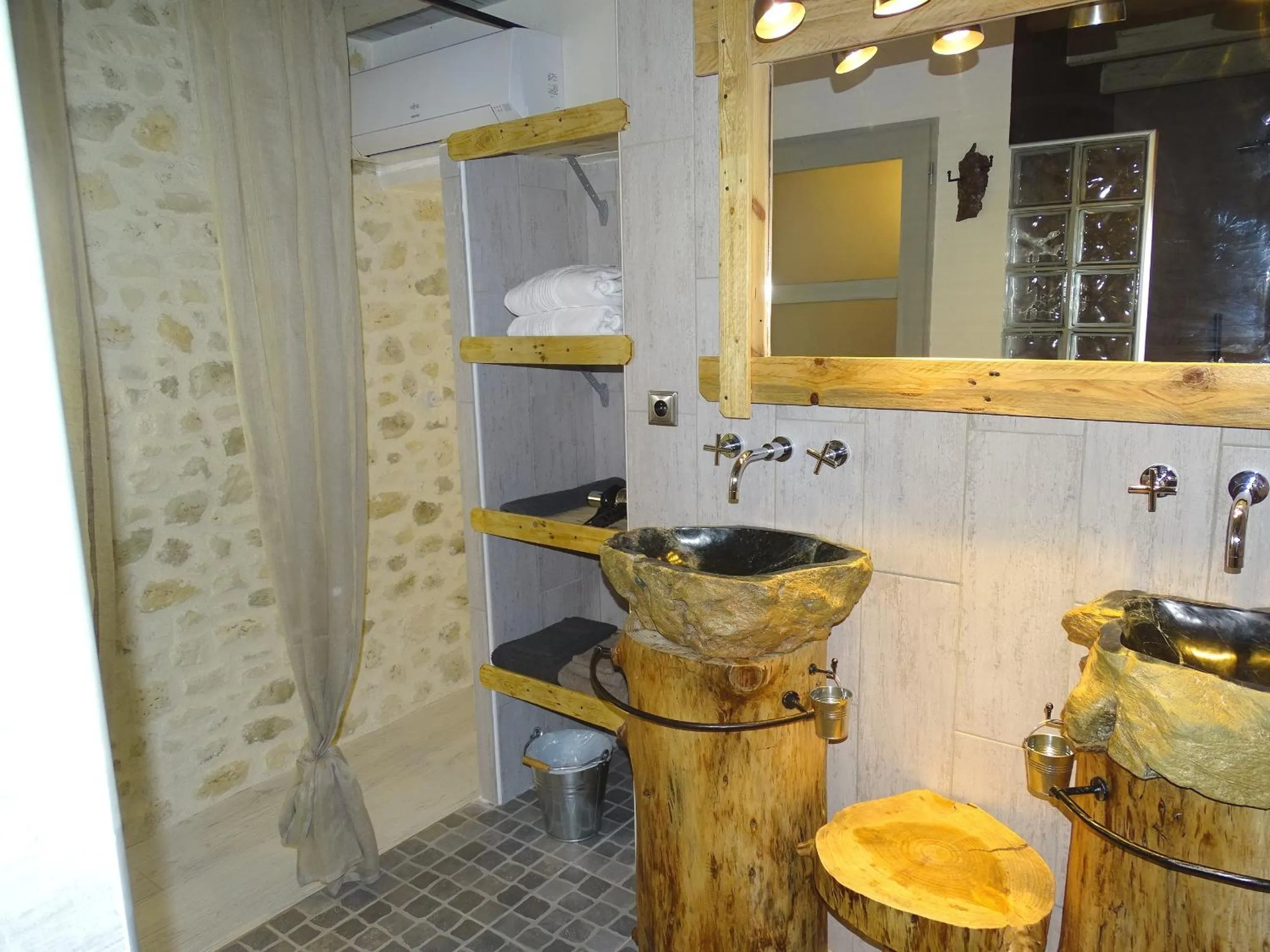 Decorative detail in Chambres d'Hôtes Domaine de Beunes