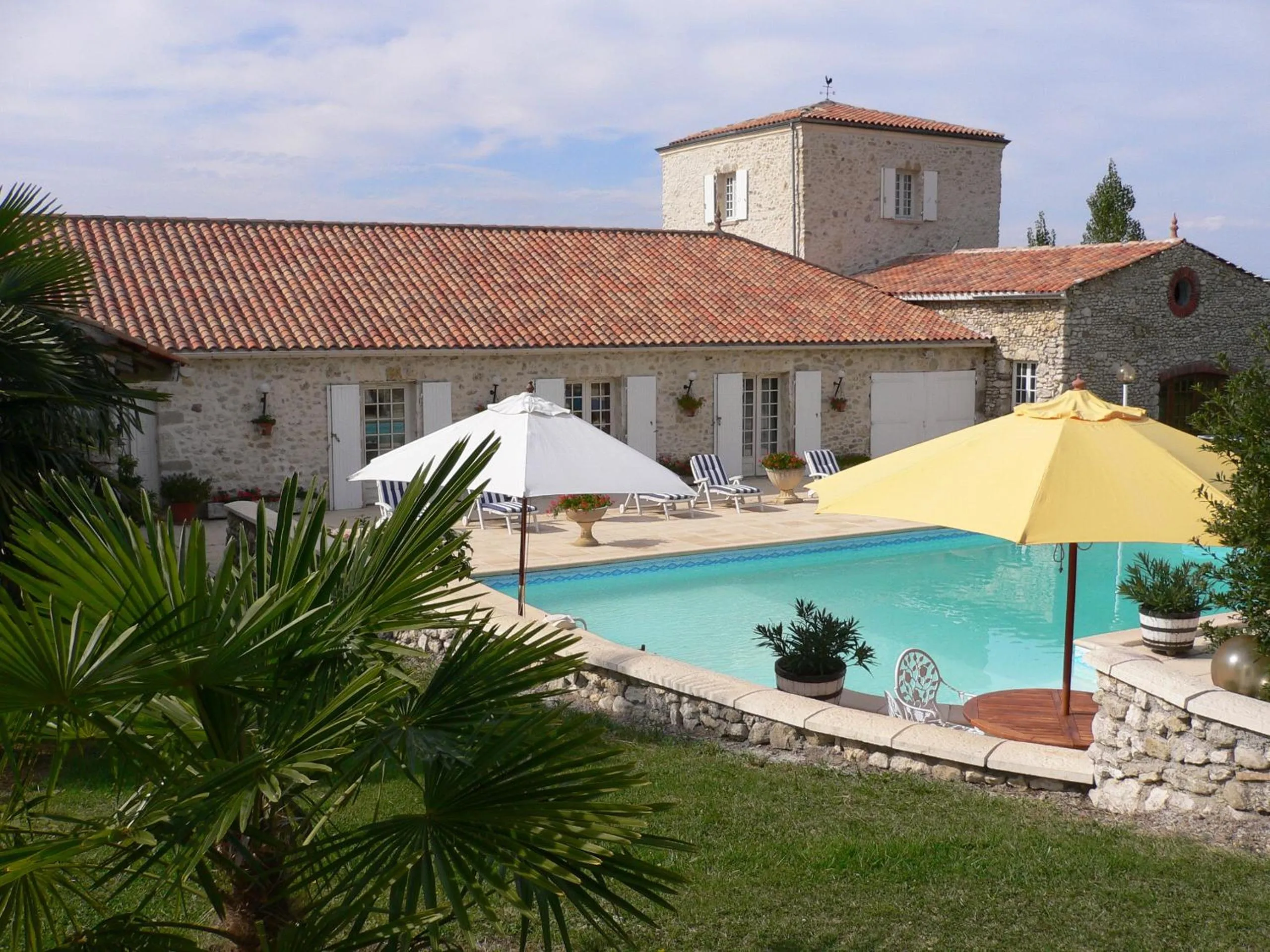 Swimming pool in Chambres d'Hôtes Domaine de Beunes