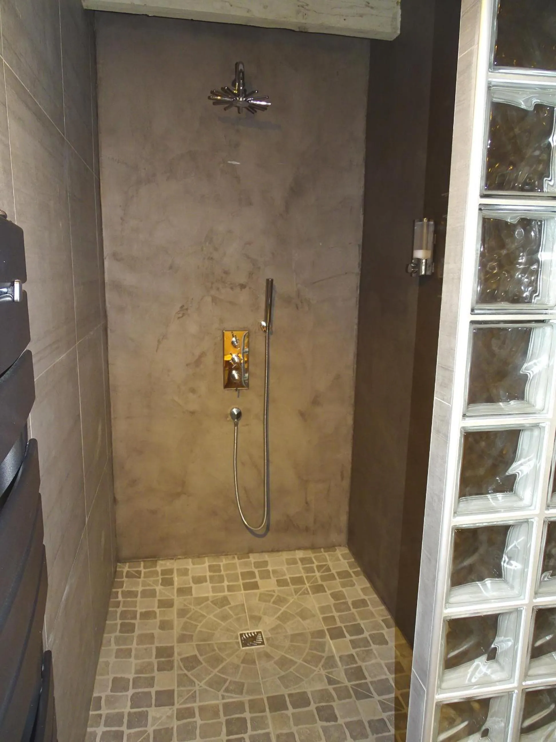 Shower in Chambres d'Hôtes Domaine de Beunes