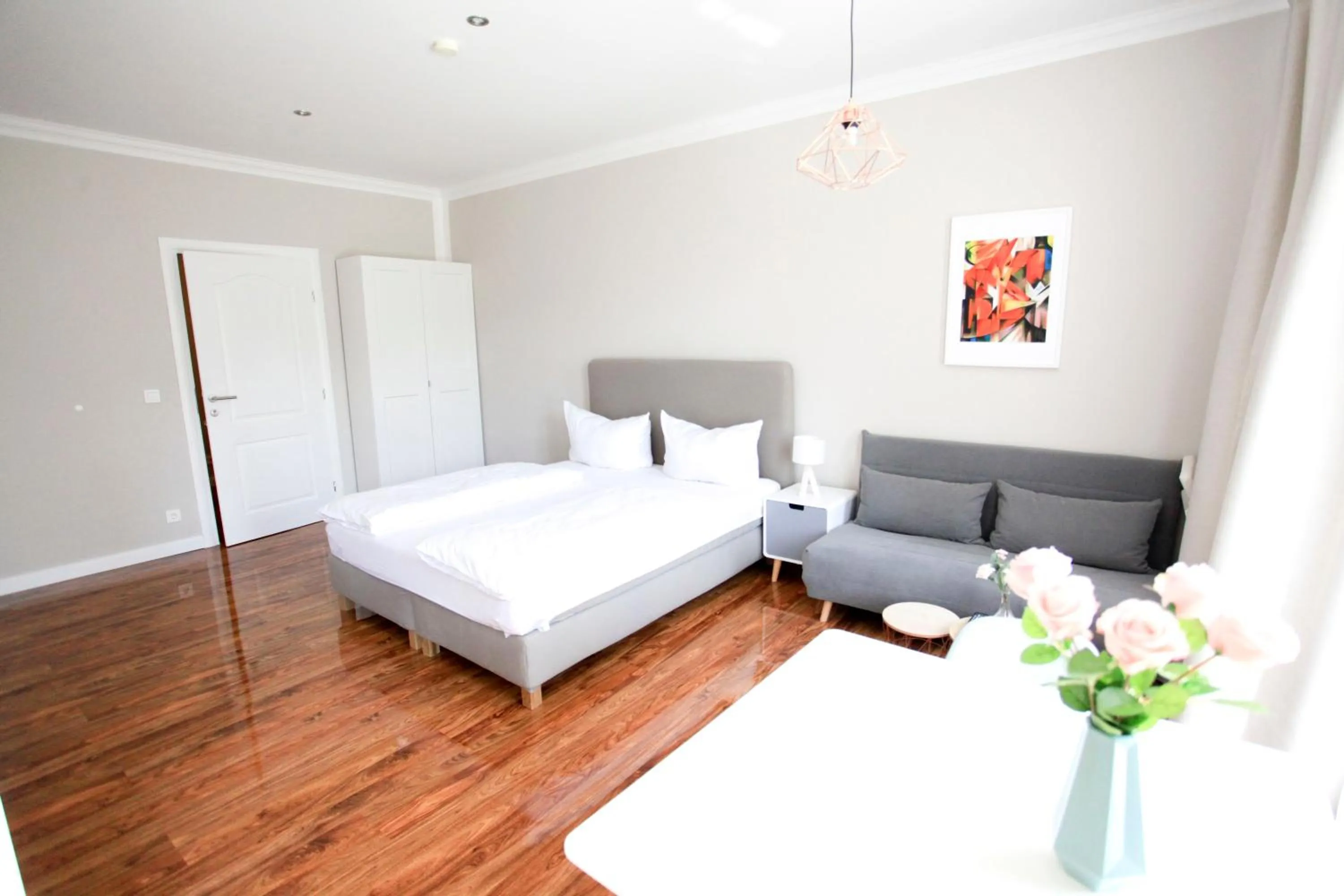 Living room, Bed in Zollikof Aparts - Sauna & Studioapartments