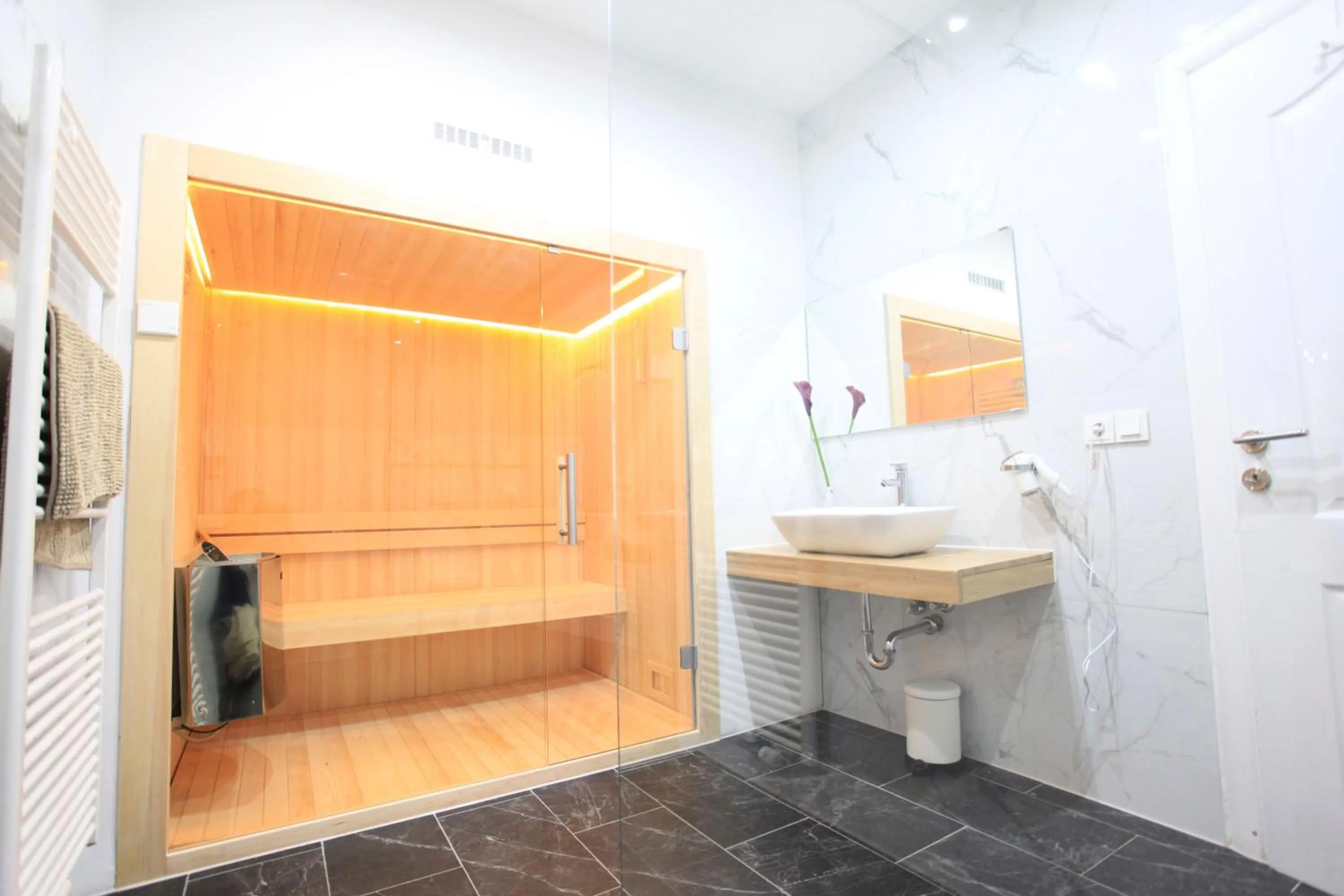 Shower in Zollikof Aparts - Sauna & Studioapartments