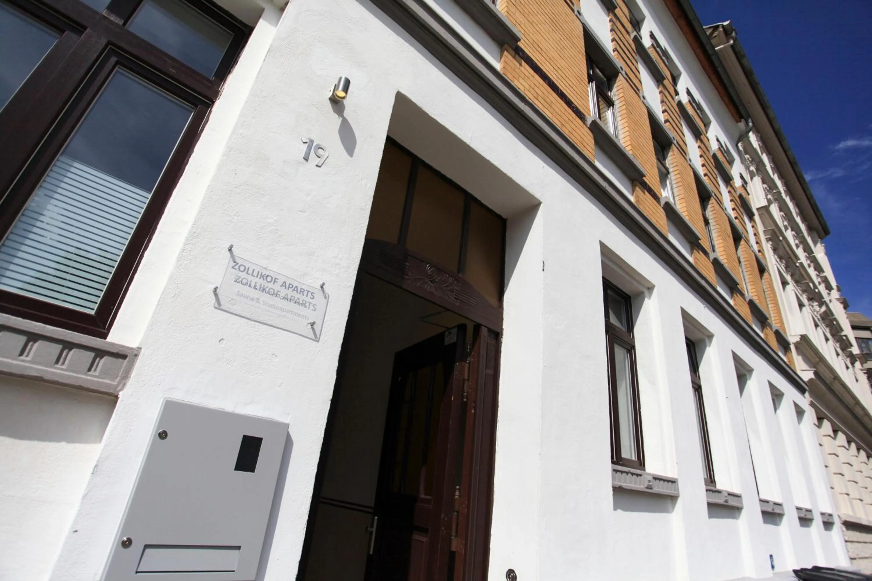 Facade/entrance in Zollikof Aparts - Sauna & Studioapartments